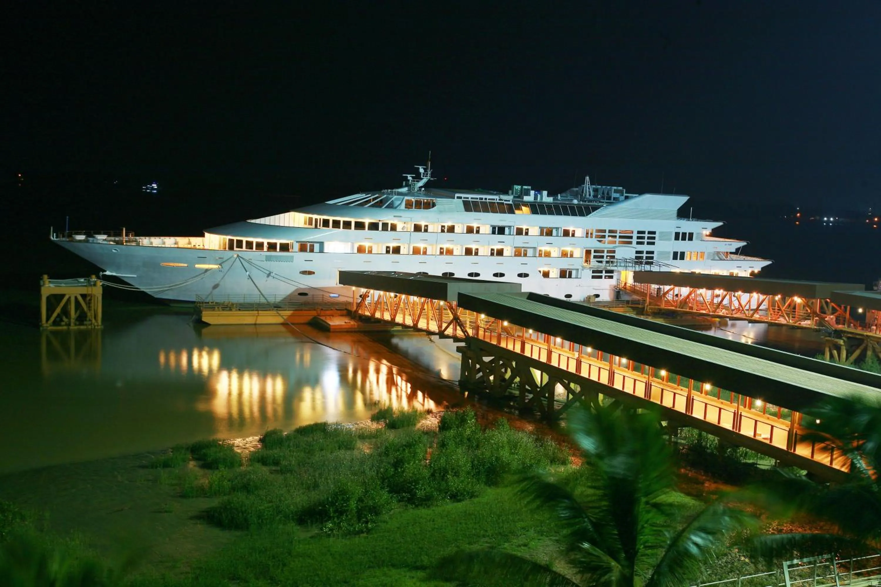 Facade/entrance in Vintage Luxury Yacht Hotel