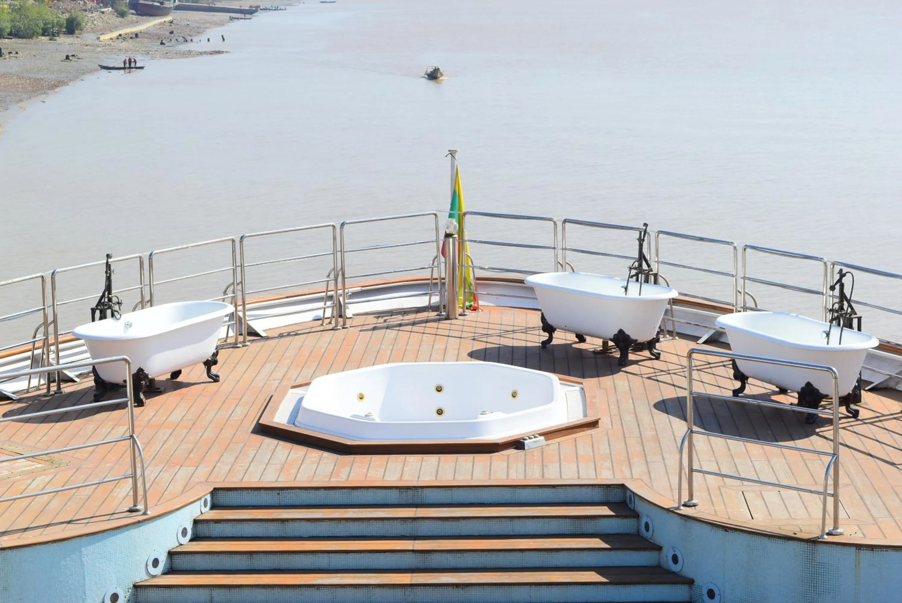 Hot Tub in Vintage Luxury Yacht Hotel