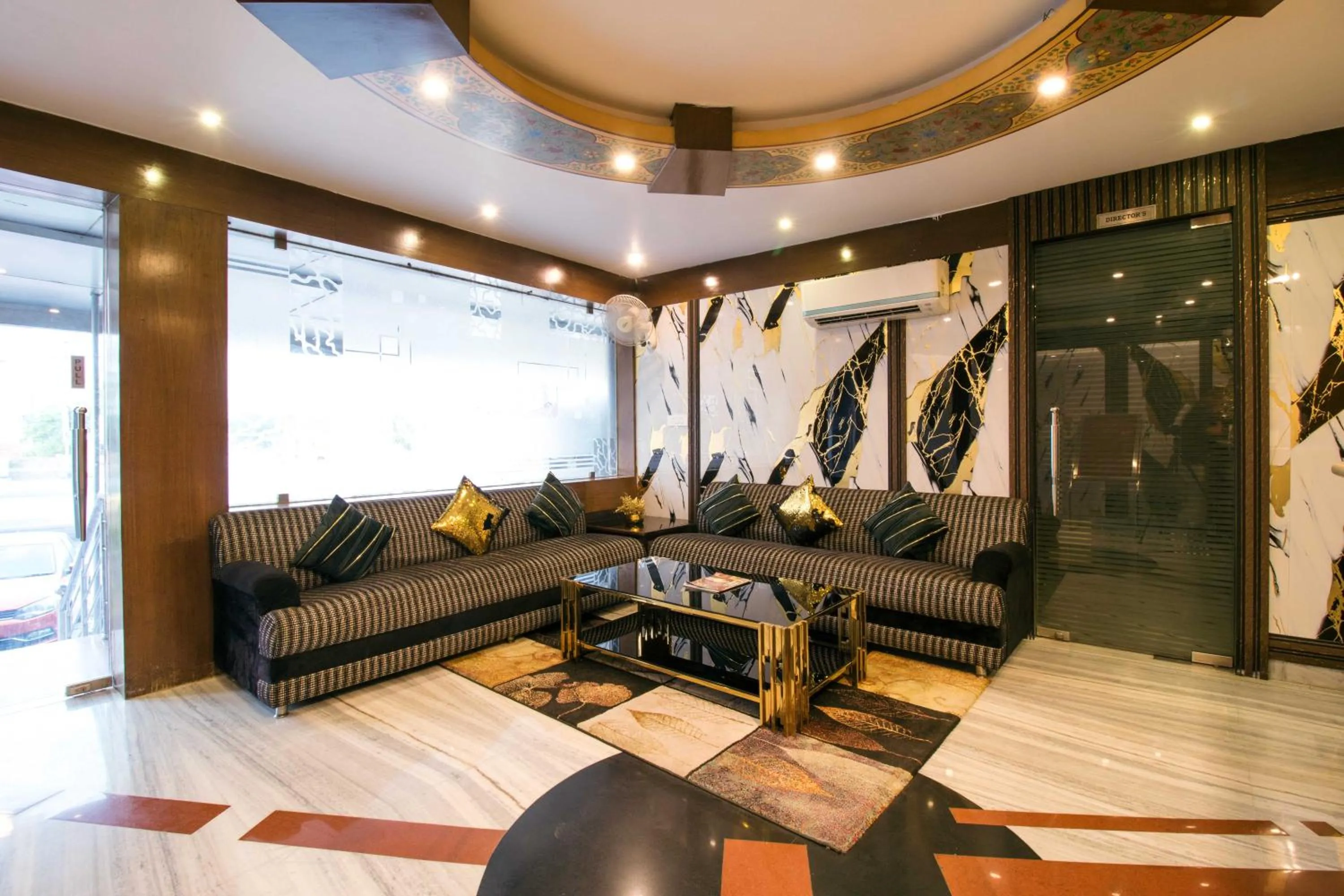 Seating area in Hotel Rockland & Restaurant