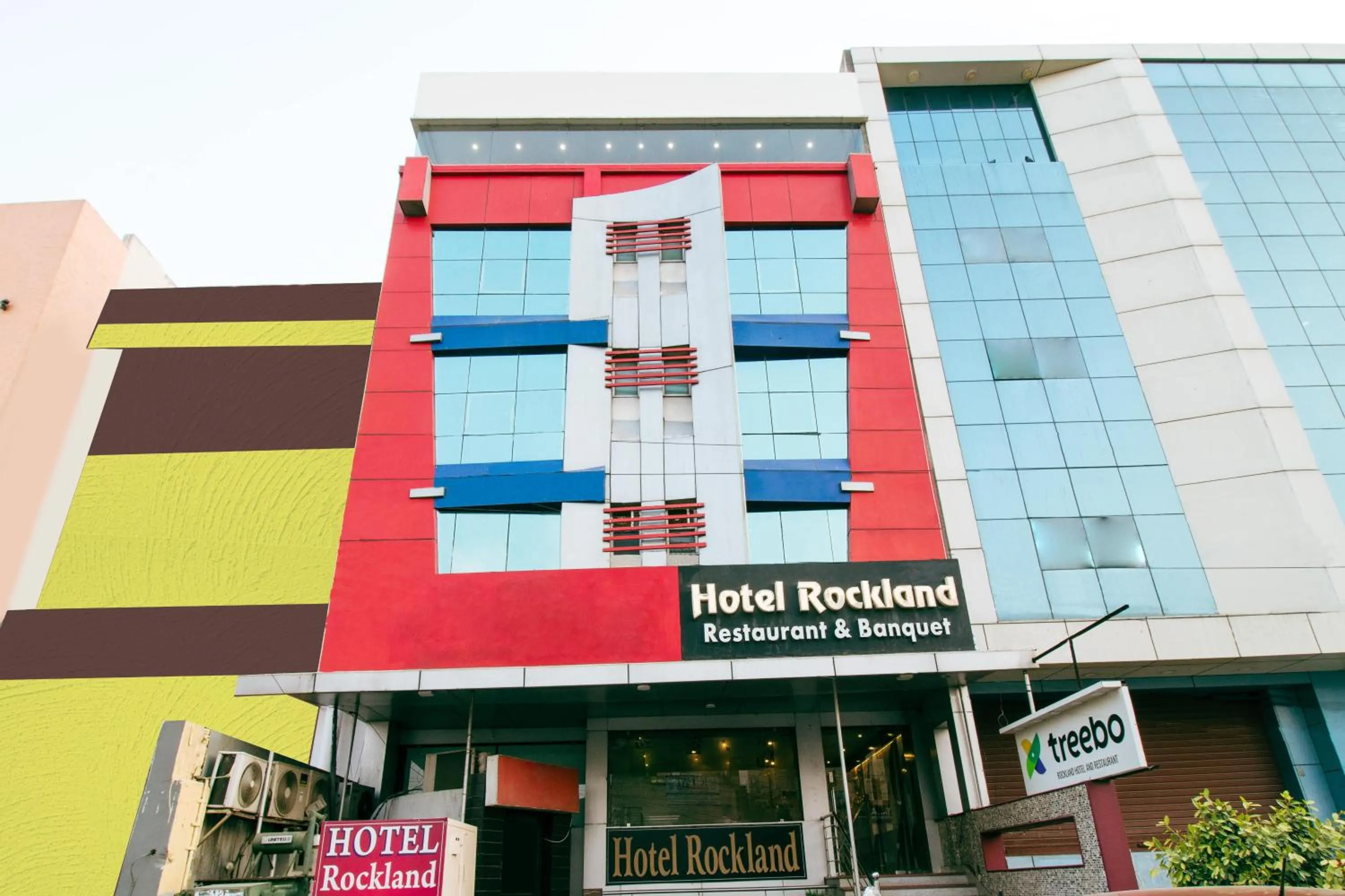 Property building in Hotel Rockland & Restaurant