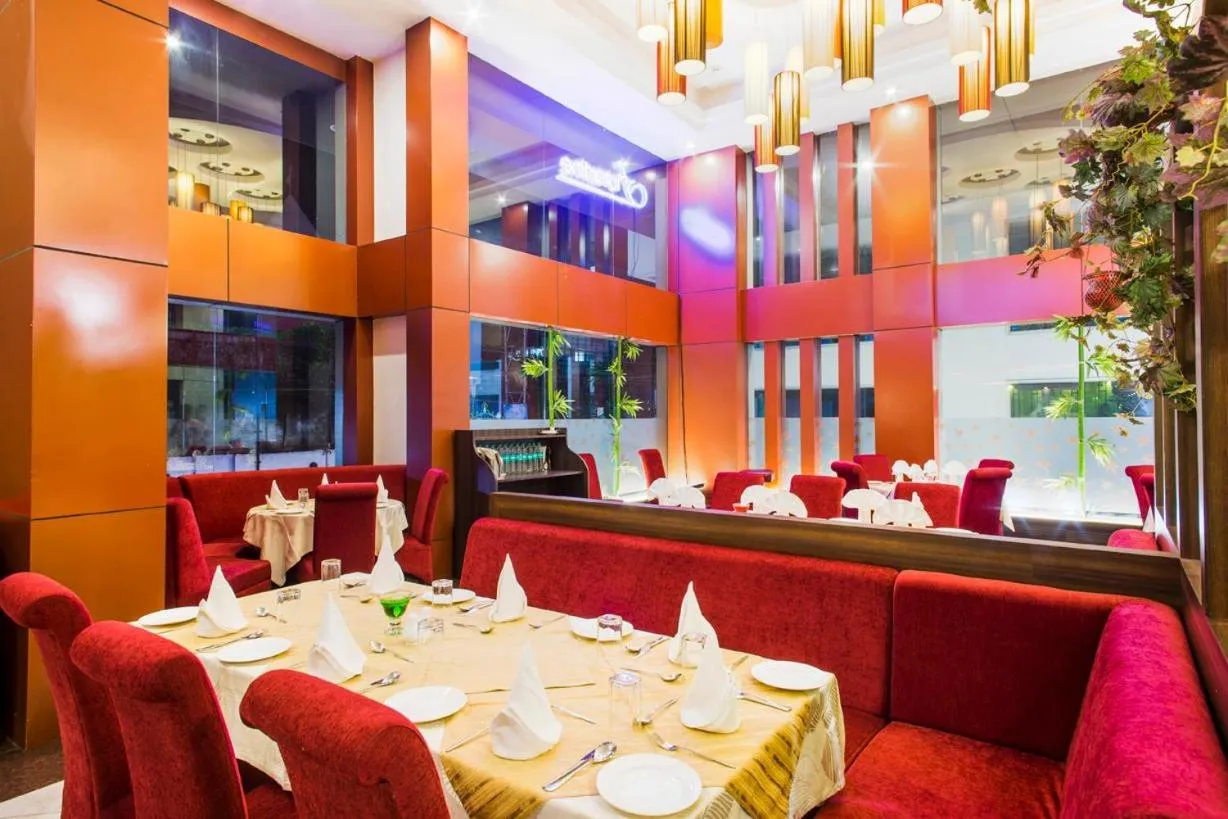 Restaurant/places to eat in Hotel Gateway Grandeur