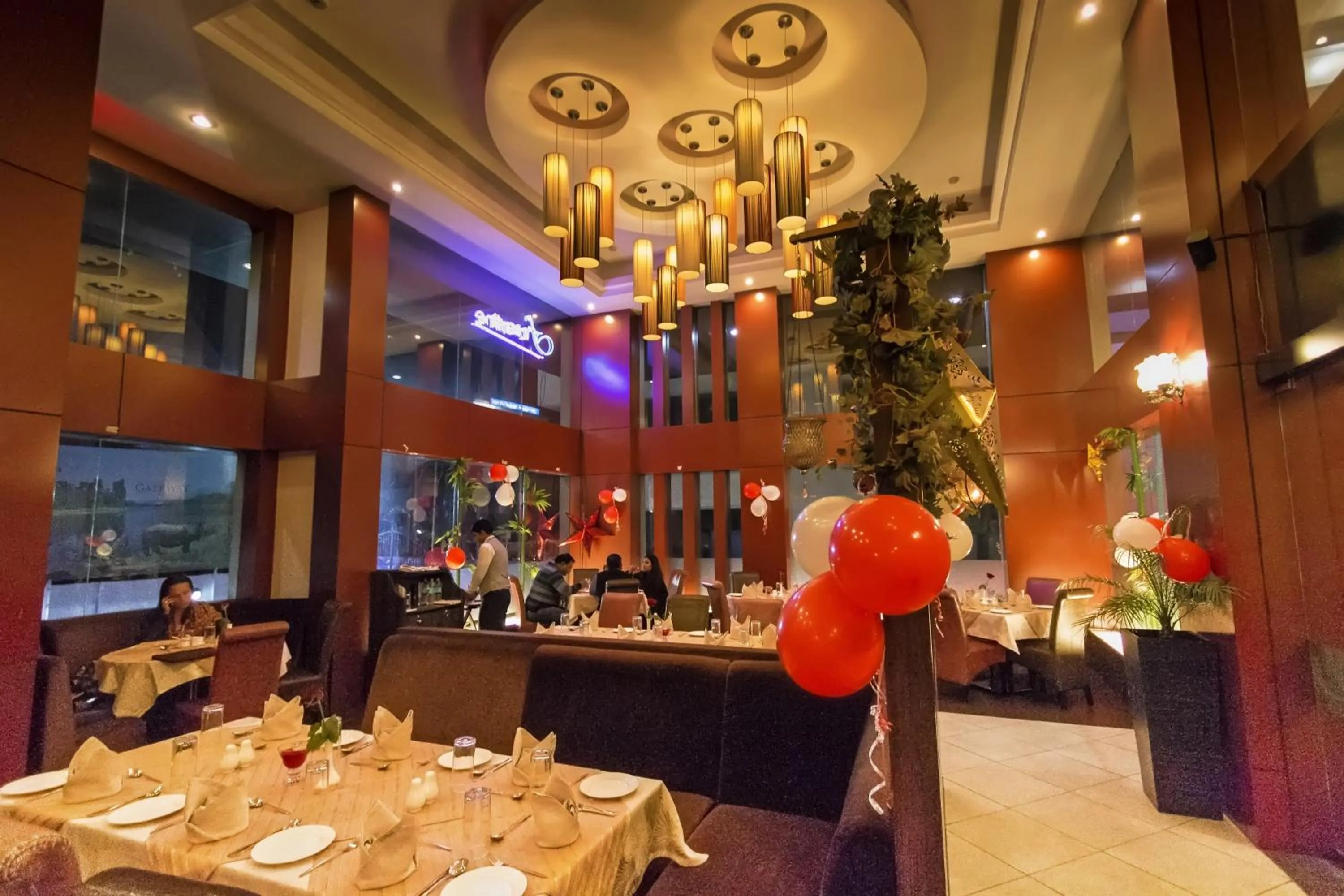 Restaurant/places to eat in Hotel Gateway Grandeur