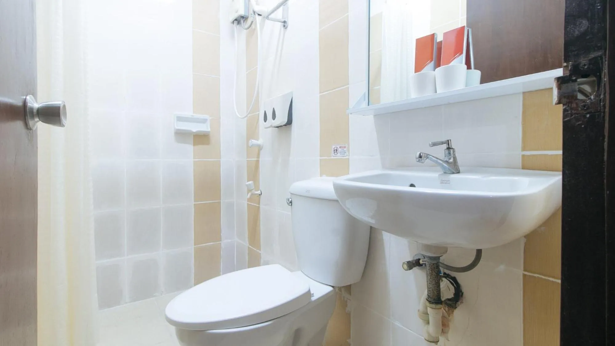 Toilet in RedDoorz Plus New Era Budget Hotel Mabolo former RedDoorz near Landers Superstore Cebu City