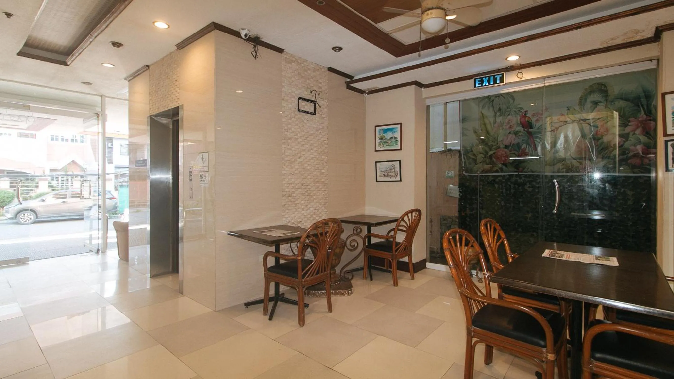 Dining area in RedDoorz Plus New Era Budget Hotel Mabolo former RedDoorz near Landers Superstore Cebu City