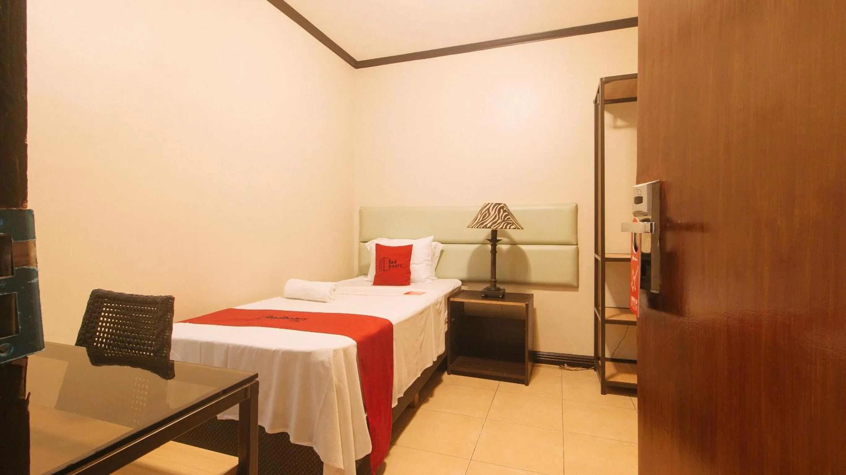 Photo of the whole room, Bed in RedDoorz Plus New Era Budget Hotel Mabolo former RedDoorz near Landers Superstore Cebu City