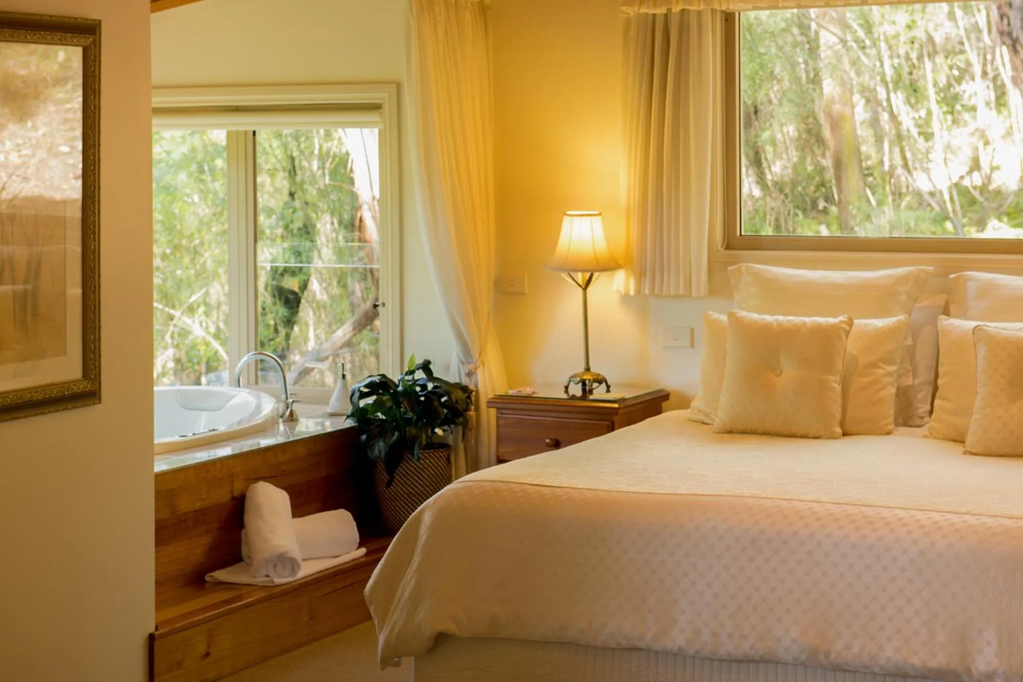 Bedroom, Bed in Myers Creek Cascades Luxury Cottages