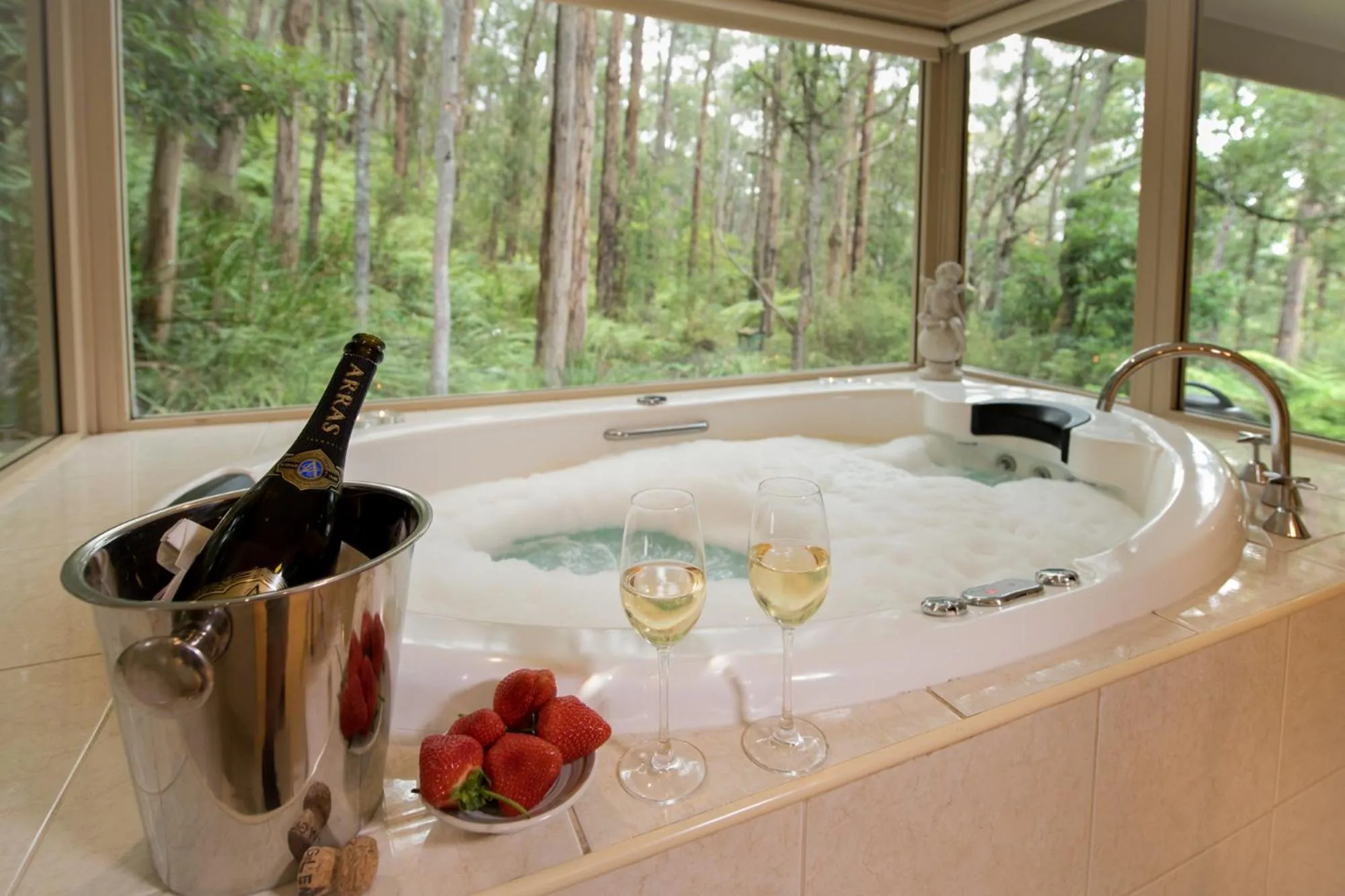 Hot Tub in Myers Creek Cascades Luxury Cottages