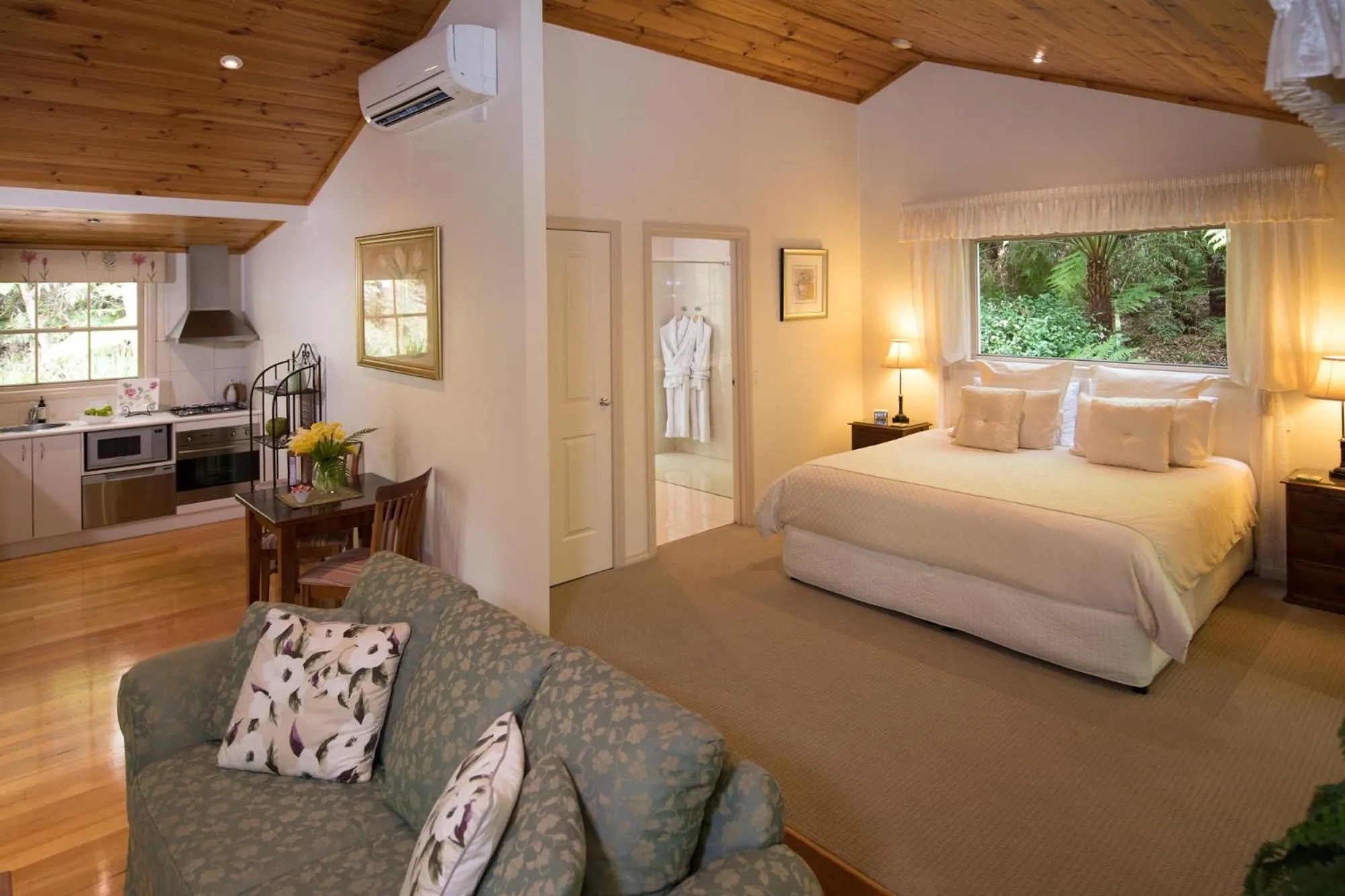 Photo of the whole room, Bed in Myers Creek Cascades Luxury Cottages