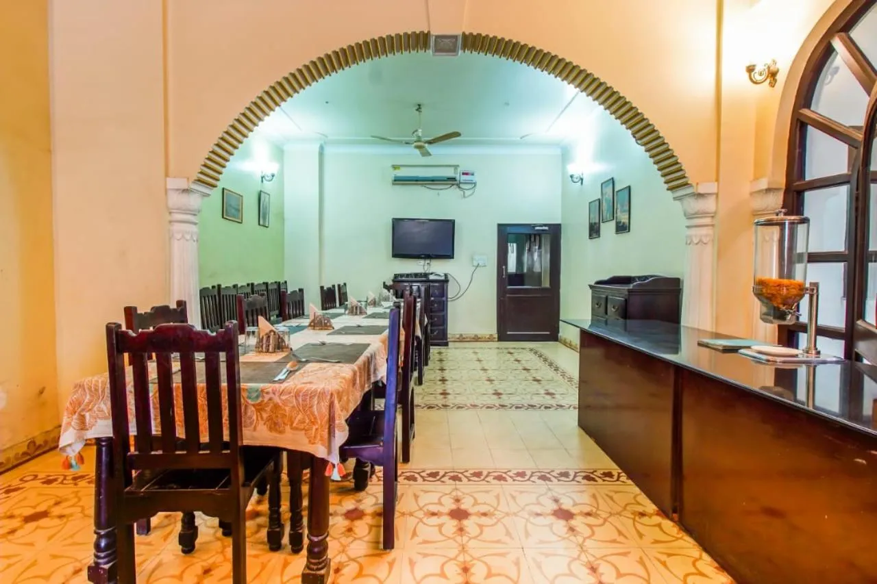 Restaurant/places to eat in Hotel Utsav Niwas
