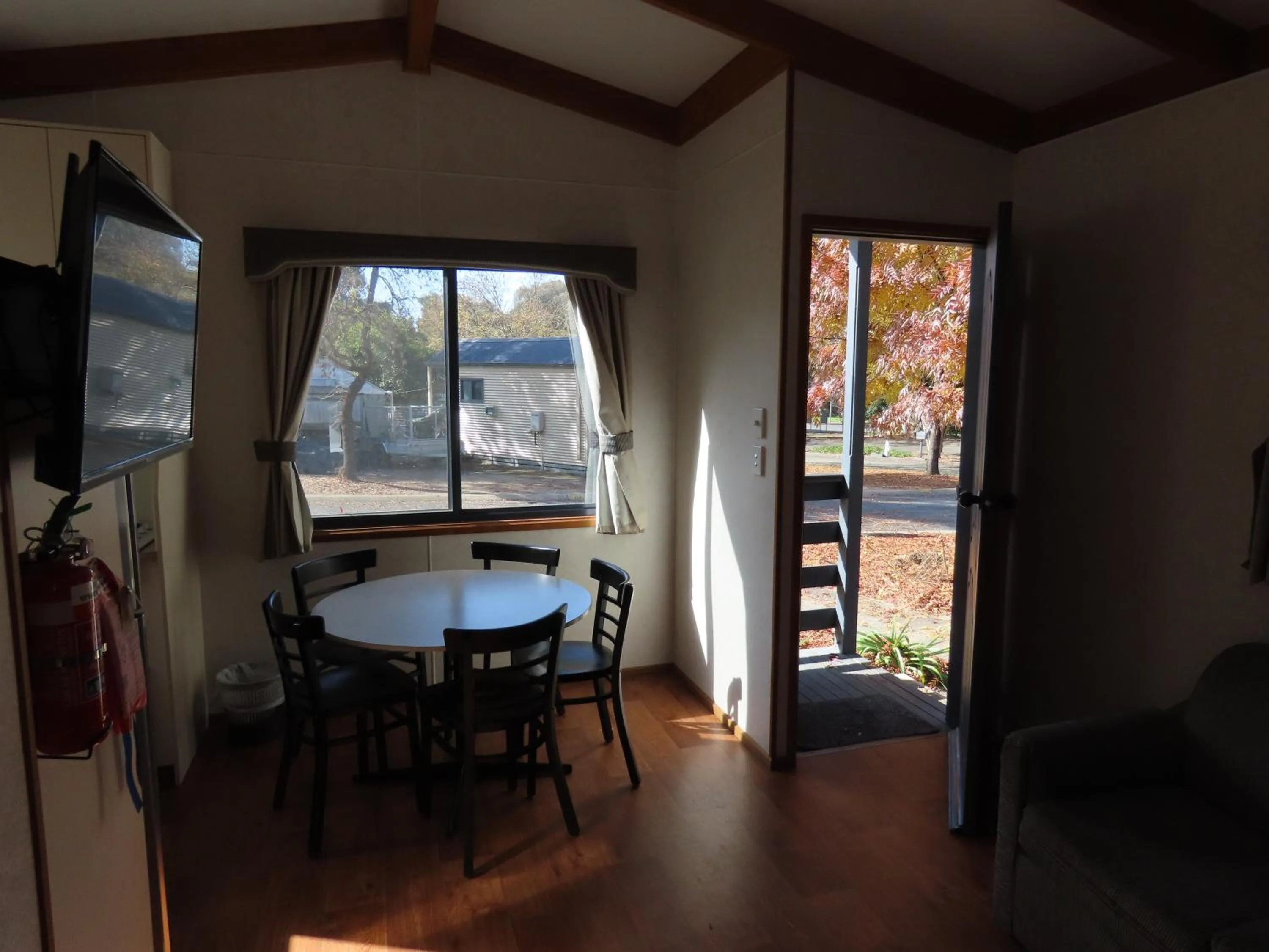 Dining area in Albury Gardens Tourist Park