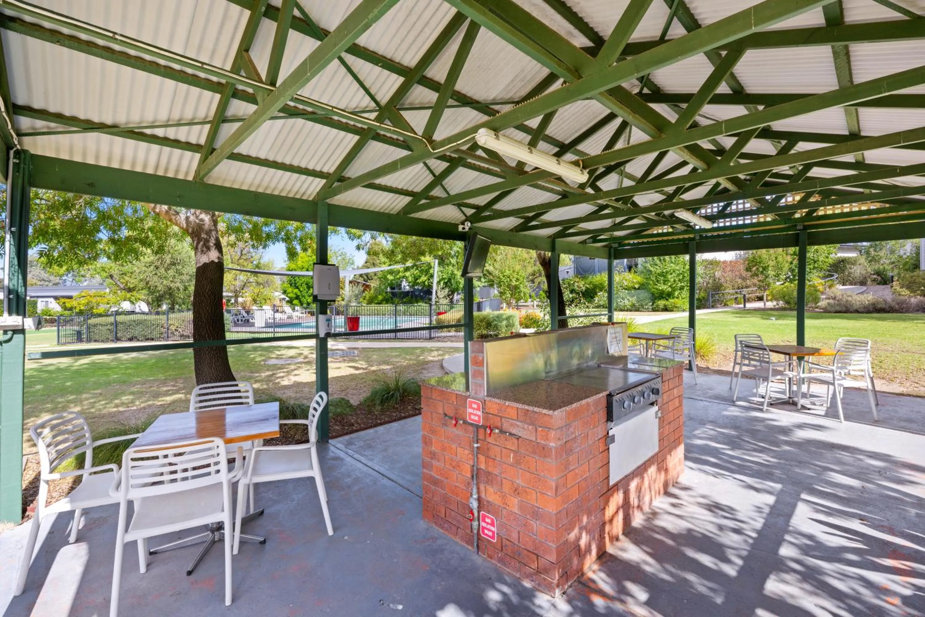 BBQ facilities in Albury Gardens Tourist Park