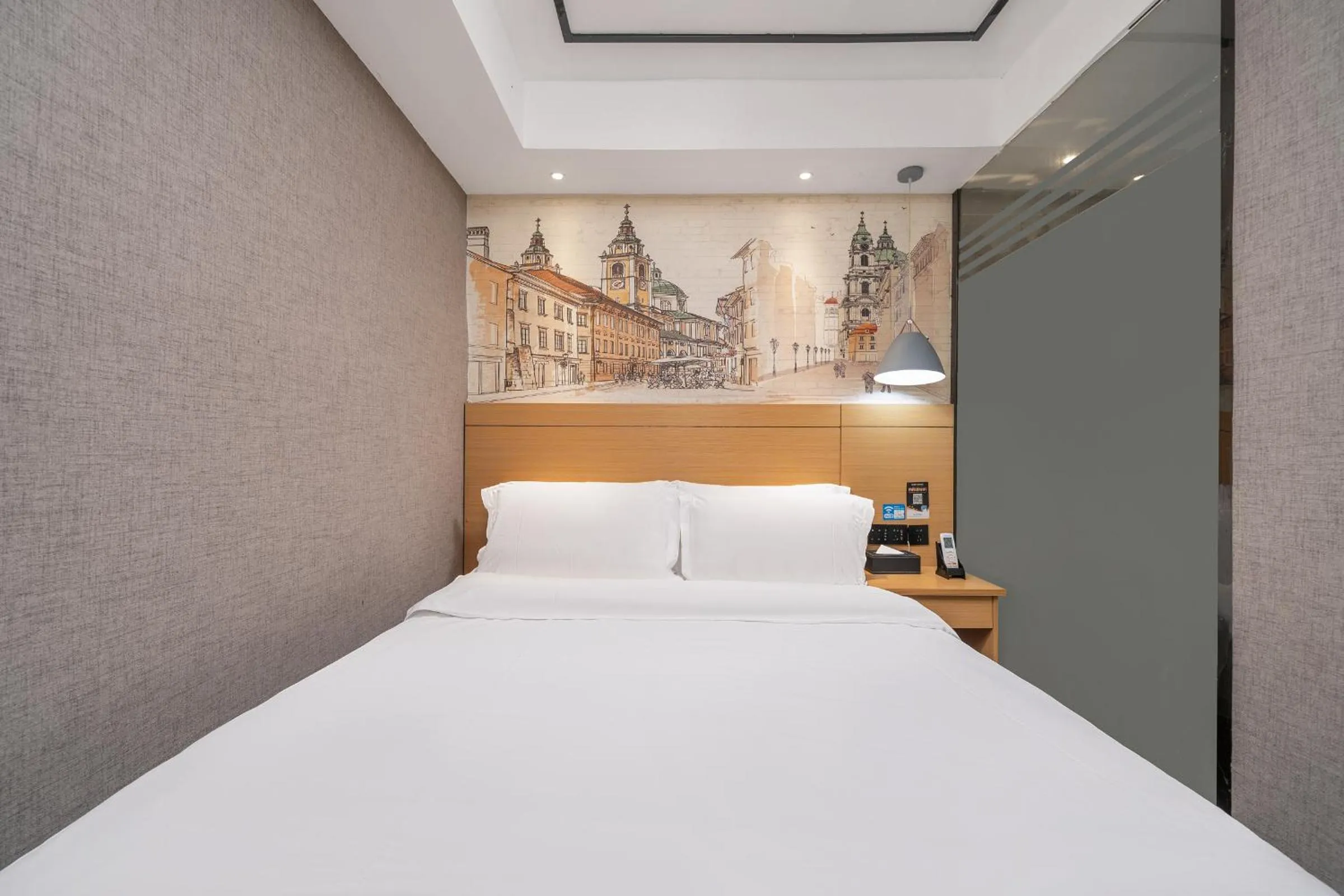 Bed in Yi Nuo Hotel Guangzhou