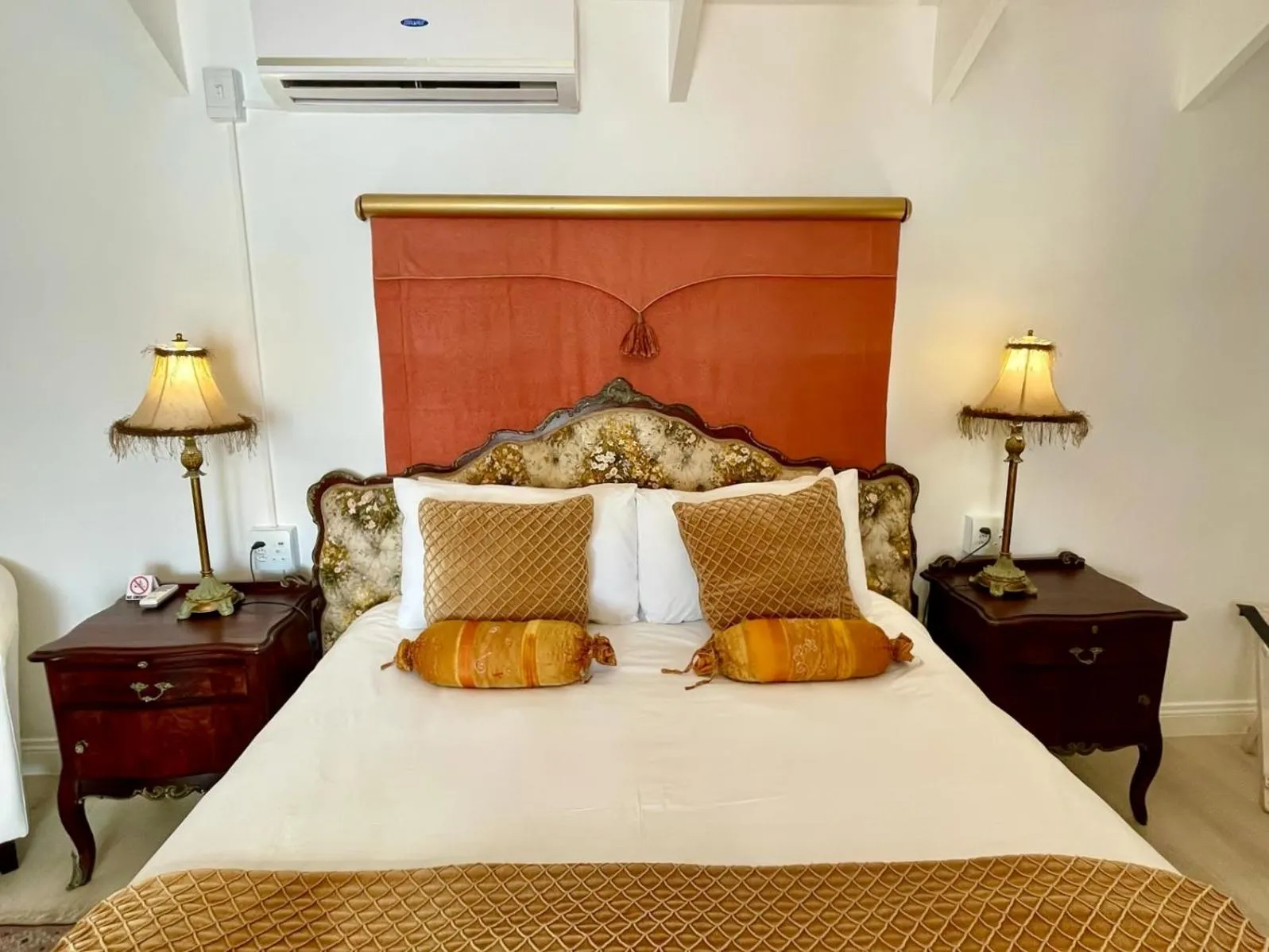 Bed in Paternoster Manor