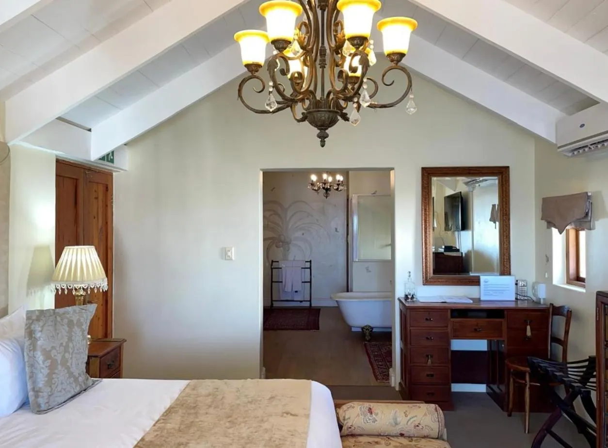 Photo of the whole room, Bed in Paternoster Manor