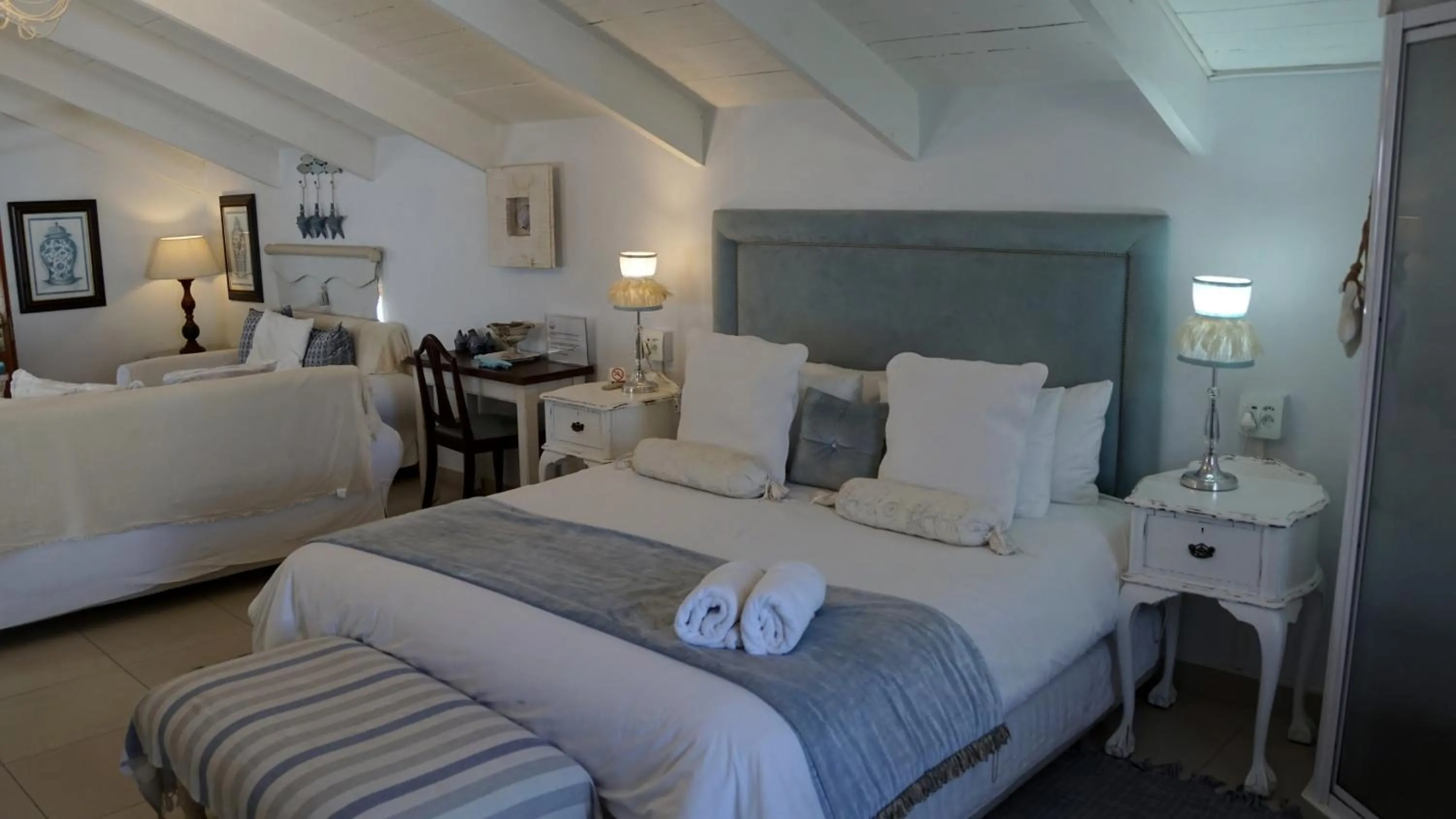 Photo of the whole room, Bed in Paternoster Manor