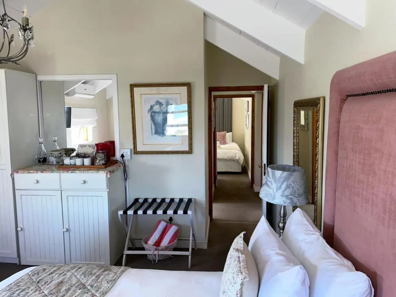 Photo of the whole room, Bed in Paternoster Manor