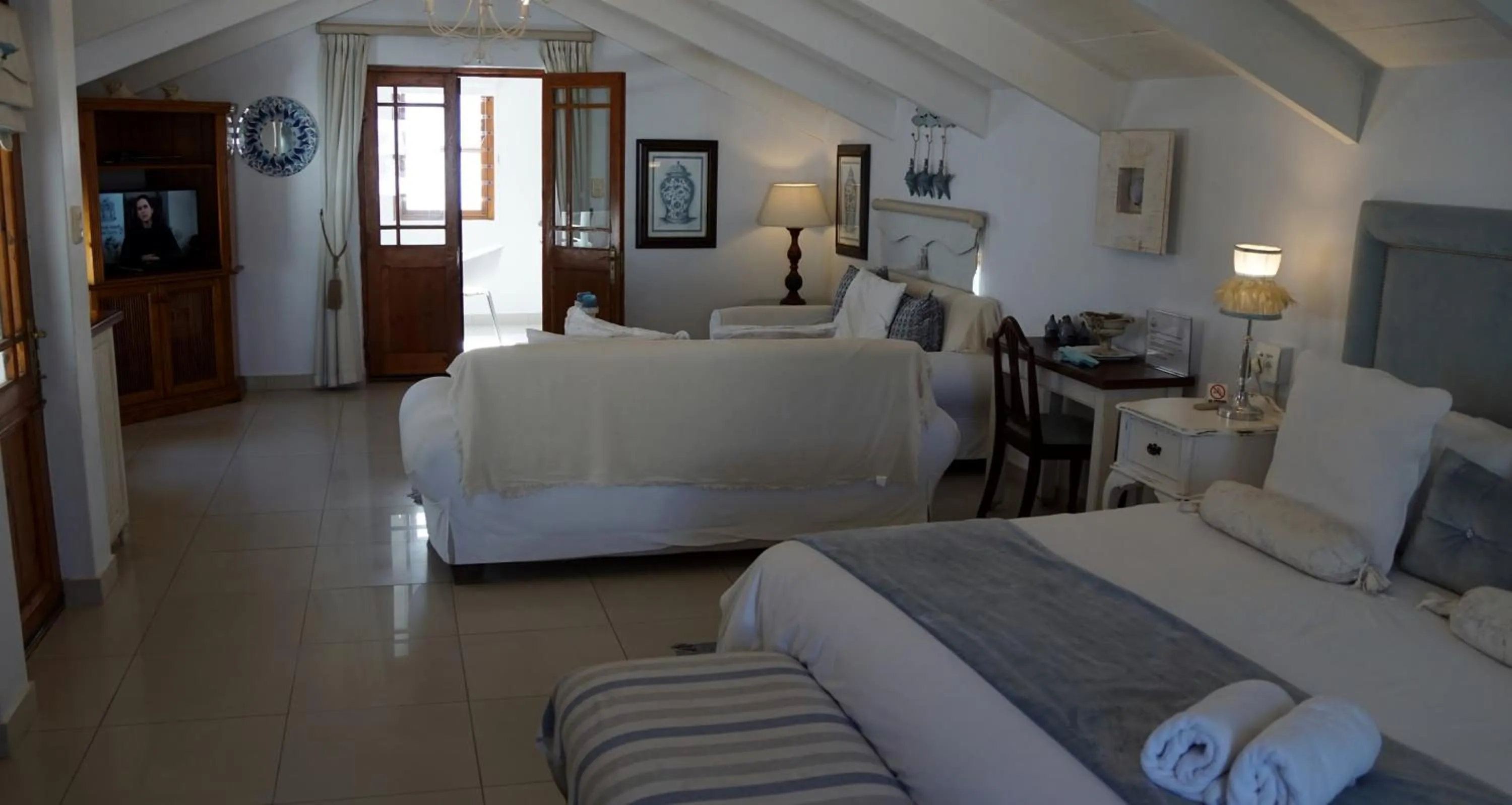 Photo of the whole room, Bed in Paternoster Manor