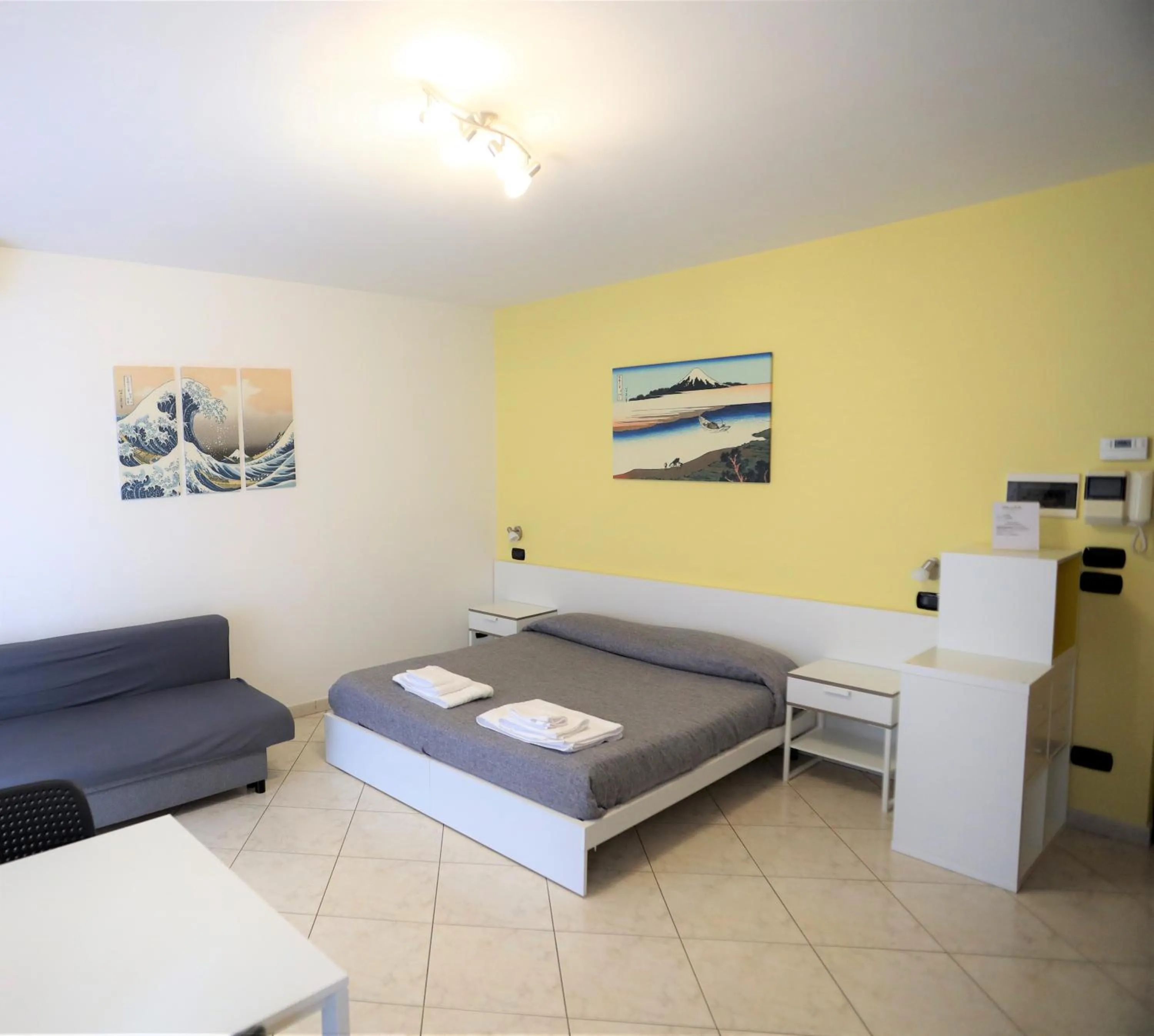 Living room, Bed in MozÁrt Bed & Breakfast - Affittacamere