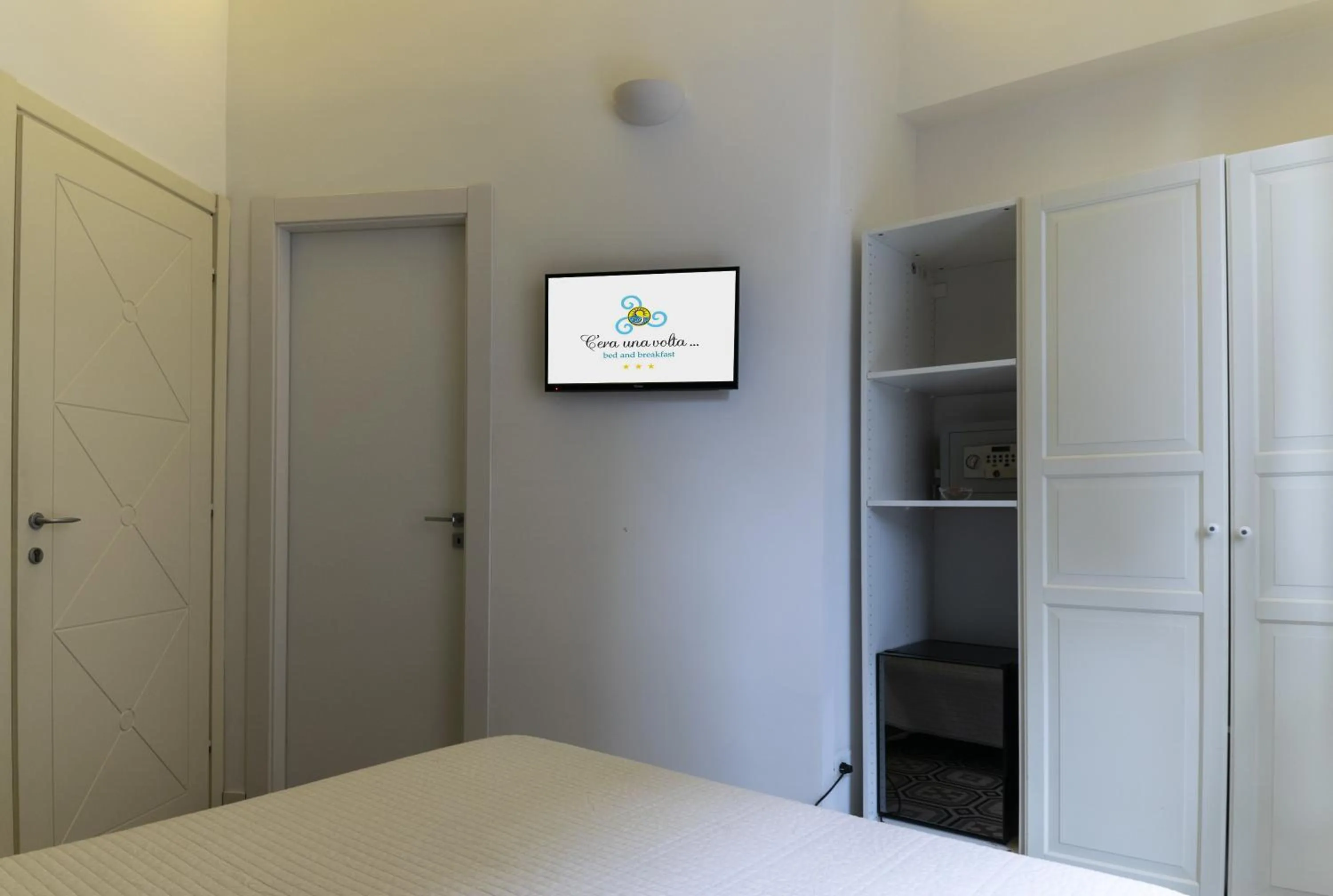 Photo of the whole room, Bed in C'era Una Volta