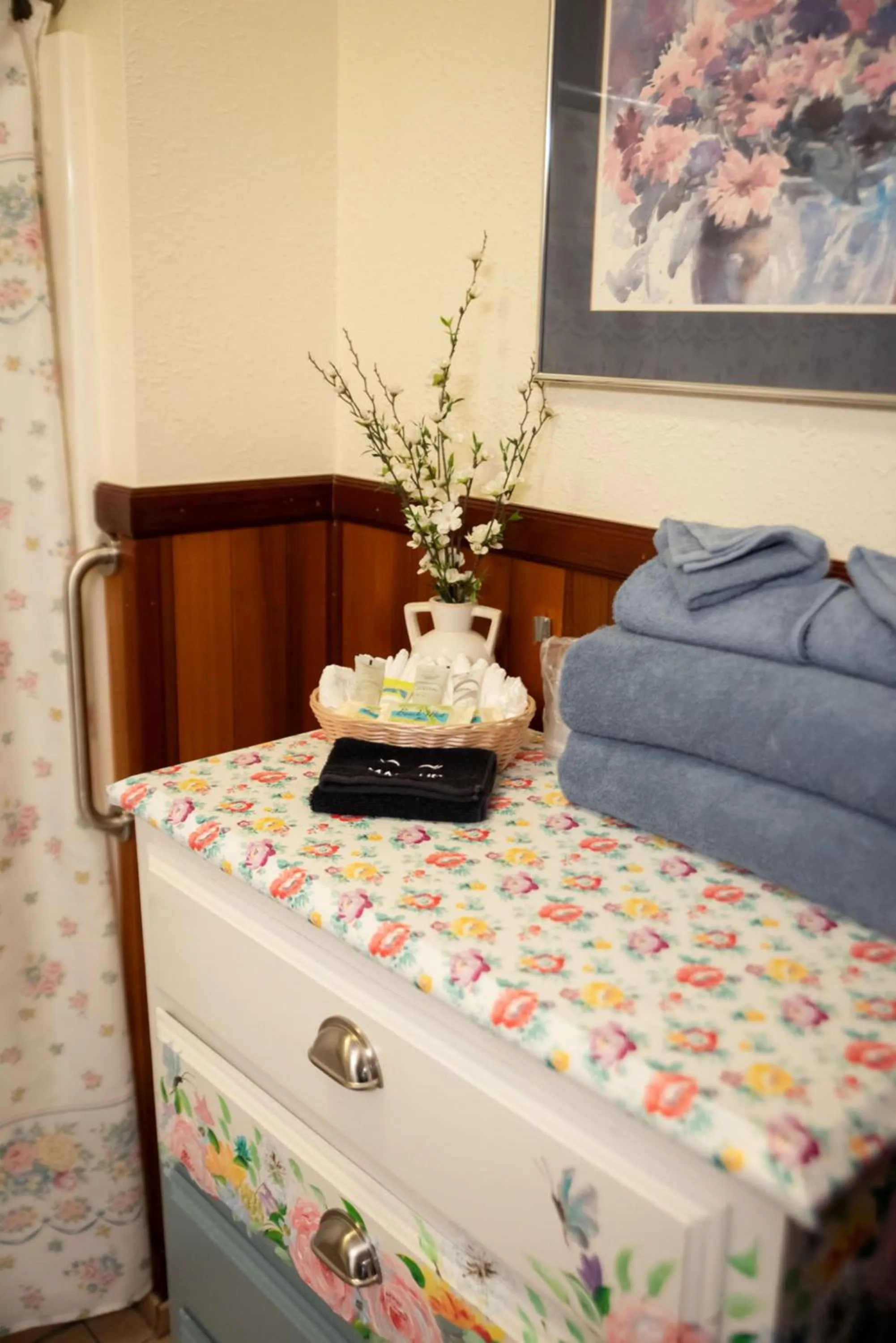 Bathroom, Bed in Miranda Gardens Resort