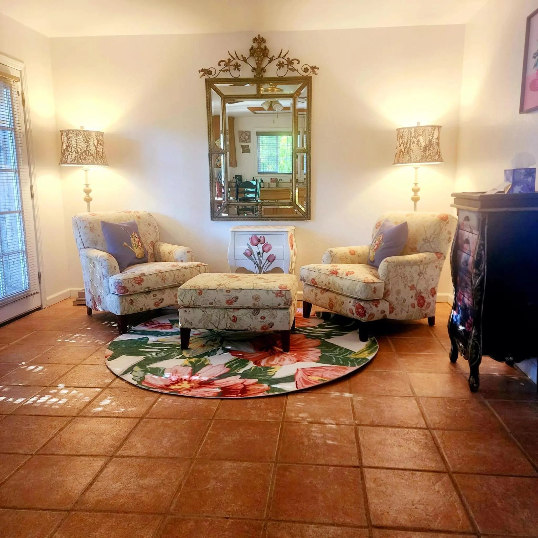 Seating area in Miranda Gardens Resort