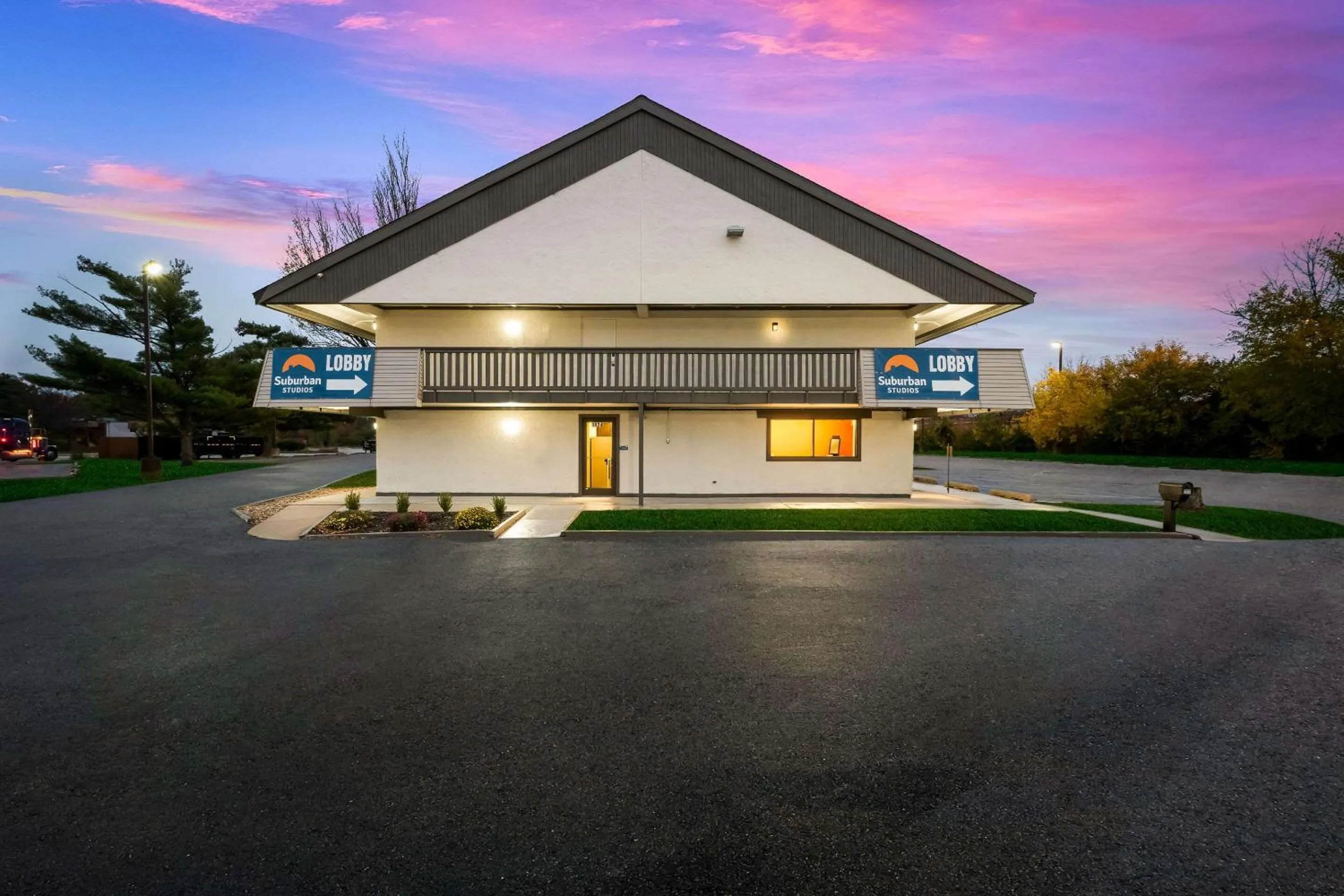 Property building in Suburban Studios Peoria