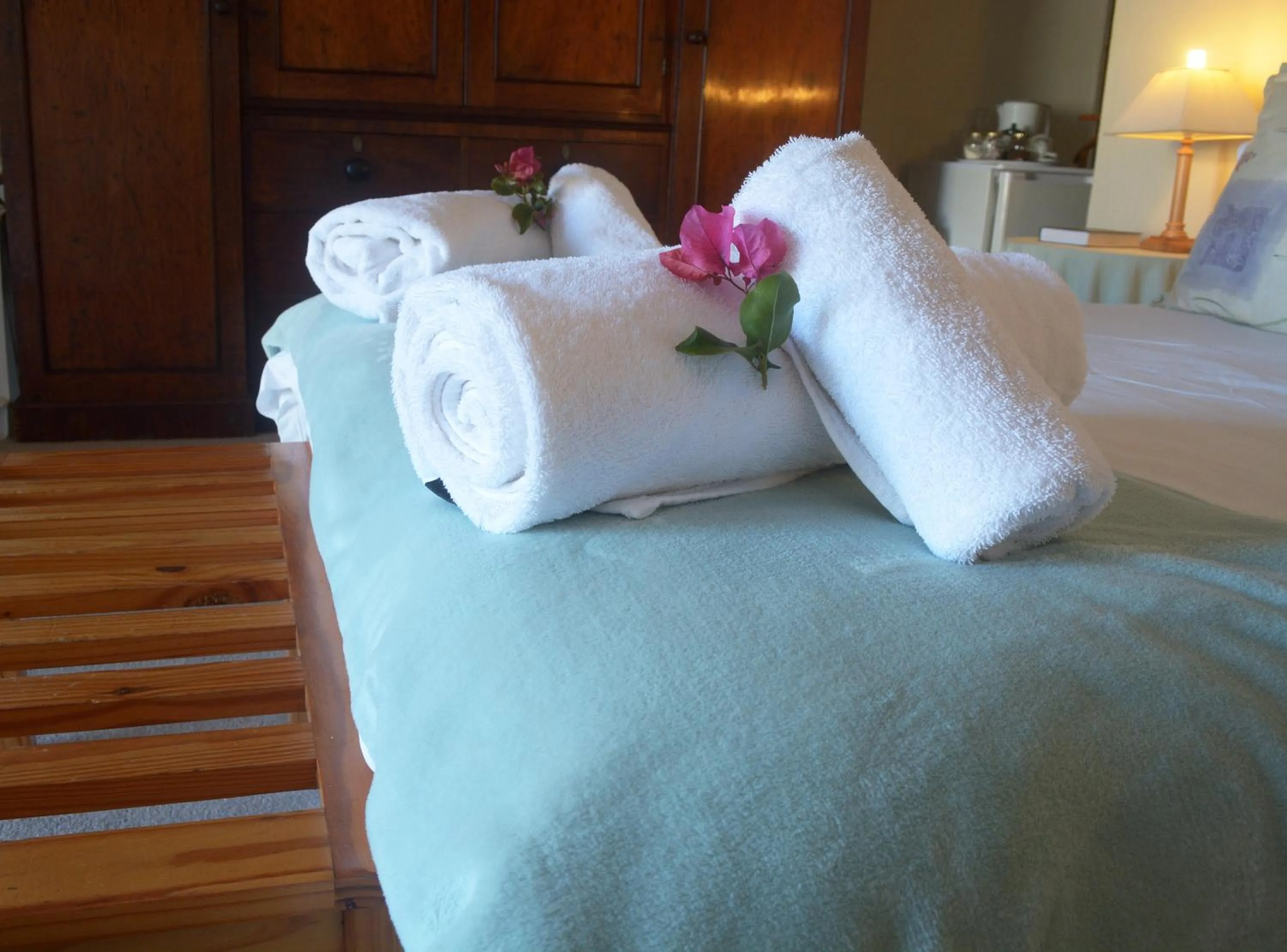 towels, Bed in Whale Watchers Inn