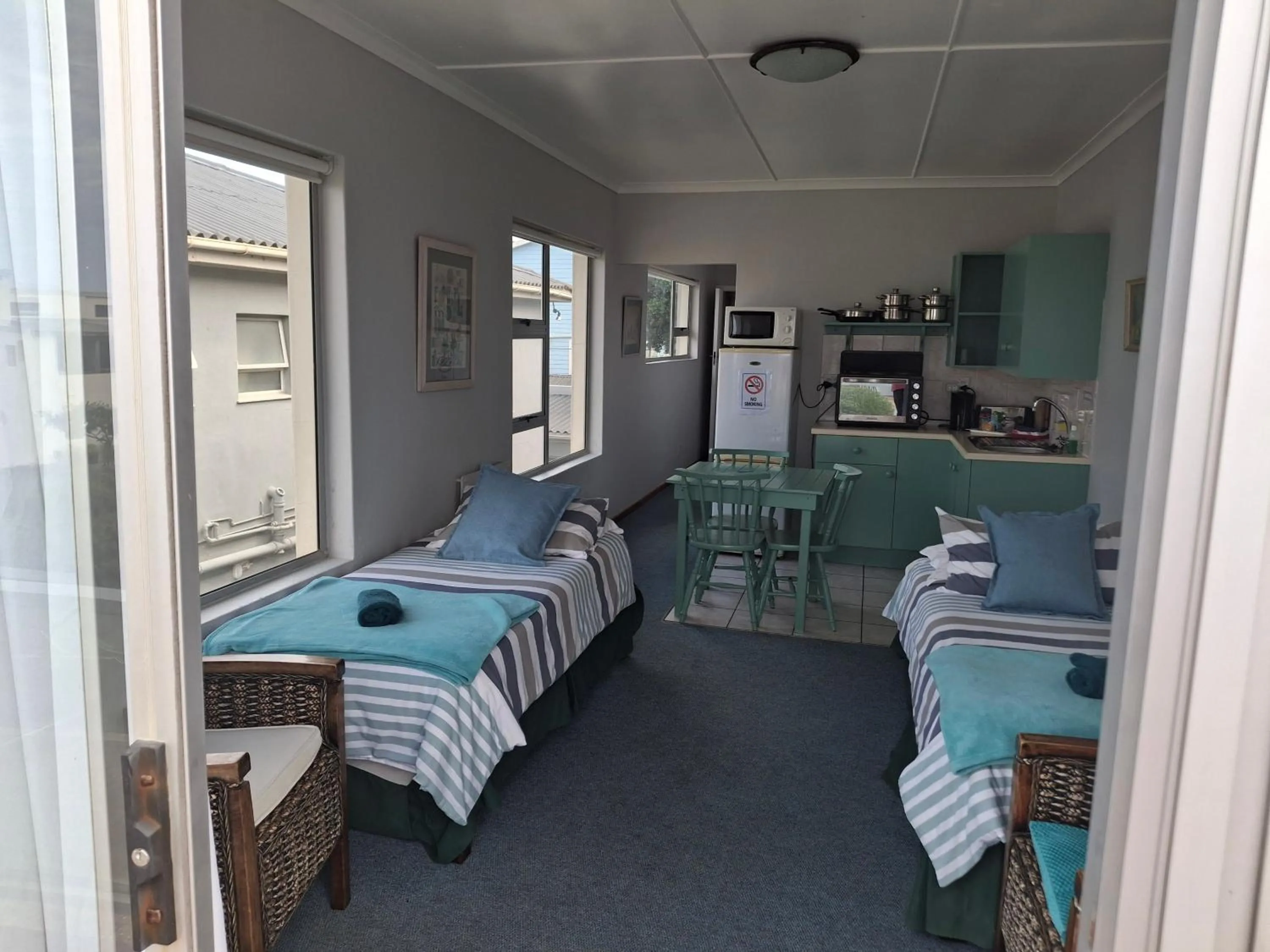 Living room, Bed in Whale Watchers Inn