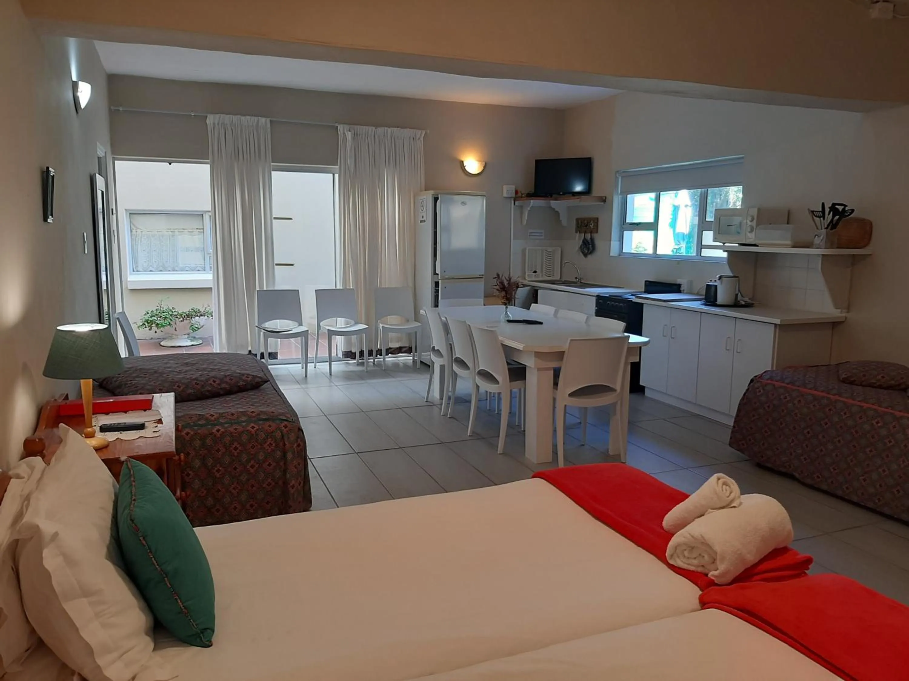 Photo of the whole room, Bed in Whale Watchers Inn