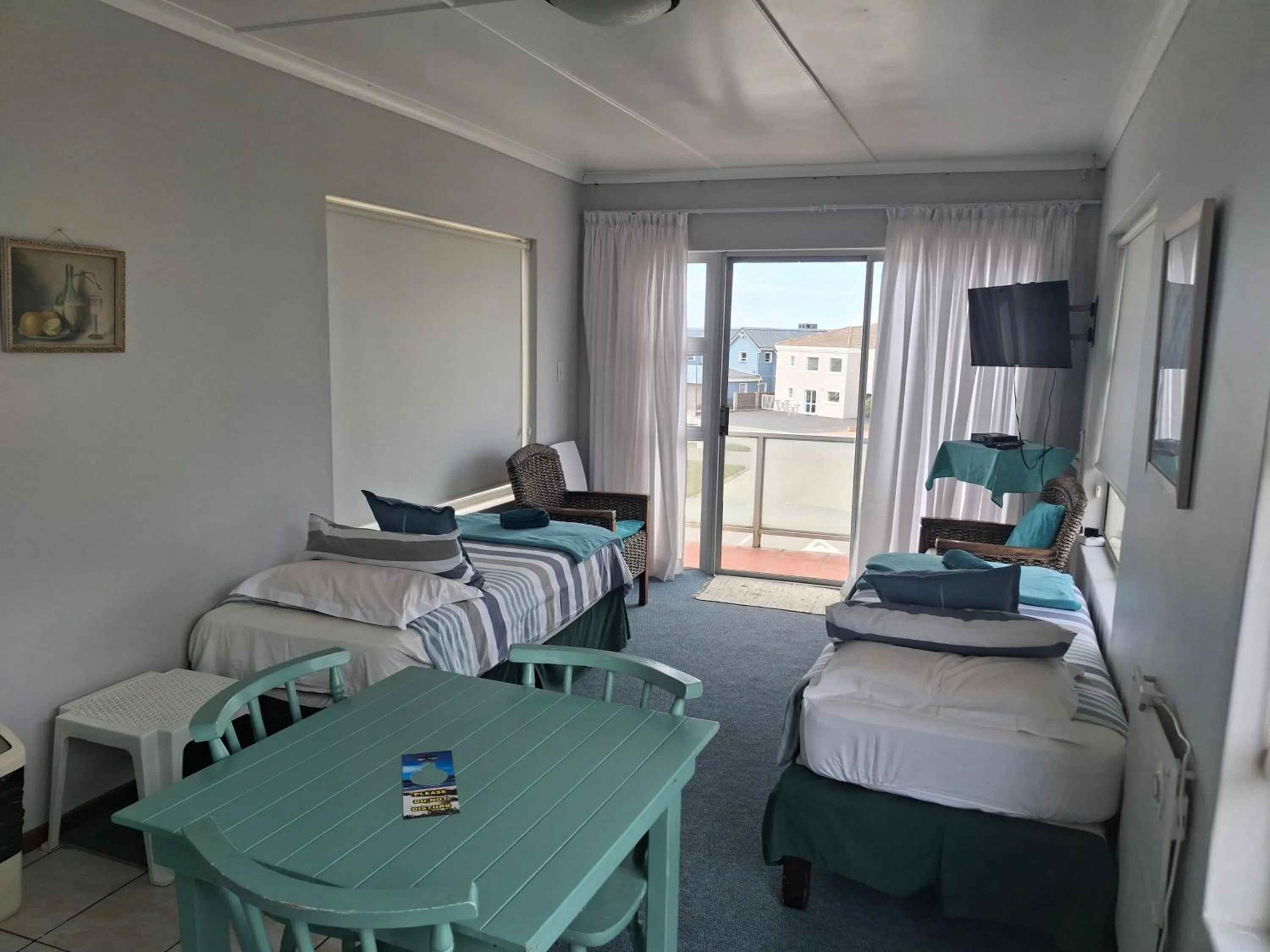 Living room, Bed in Whale Watchers Inn