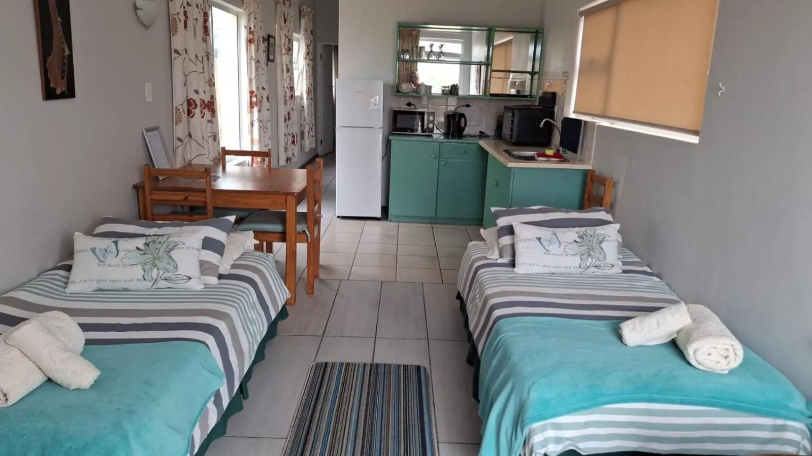 Living room, Bed in Whale Watchers Inn