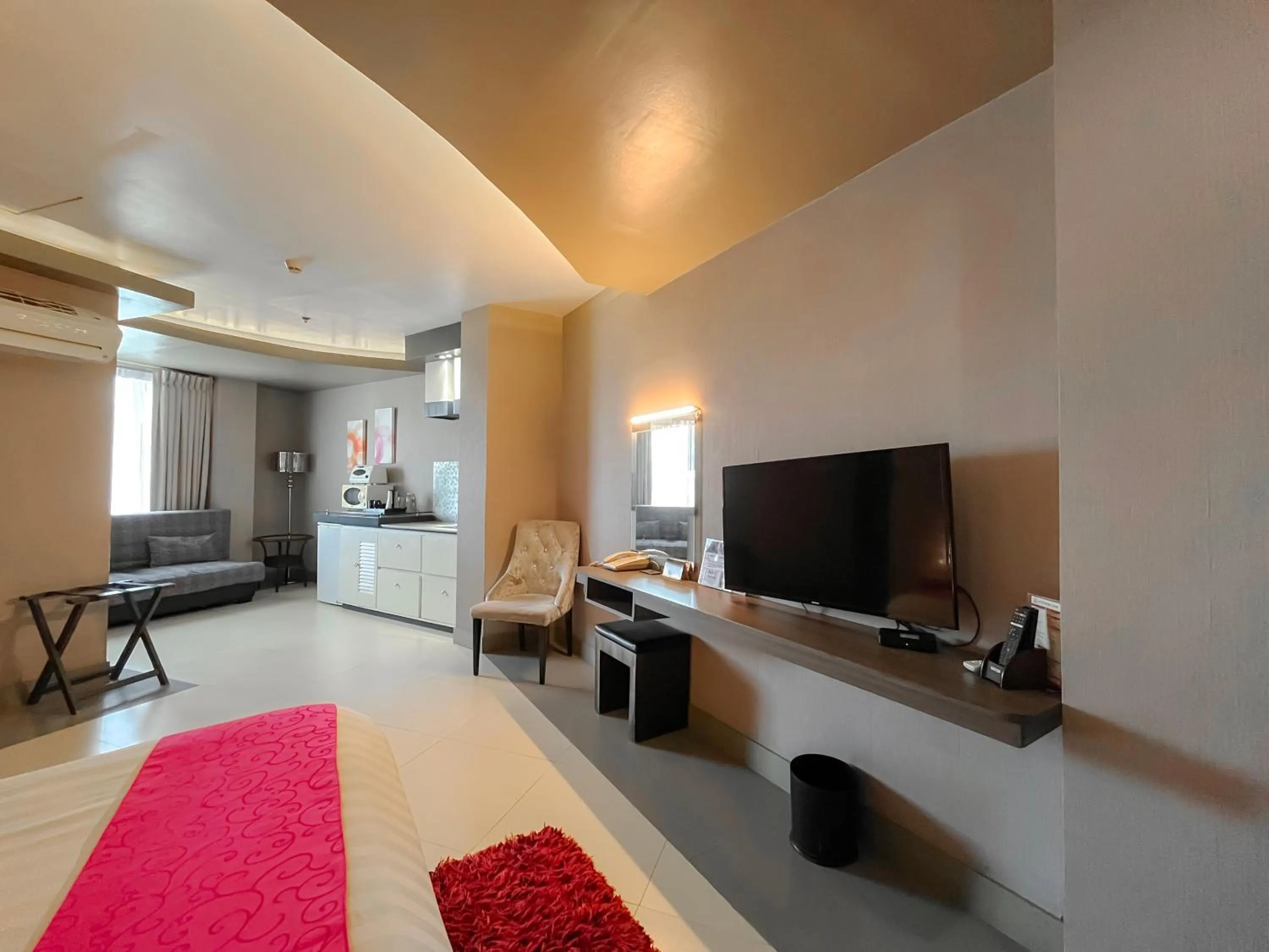 Photo of the whole room in Eloisa Royal Suites