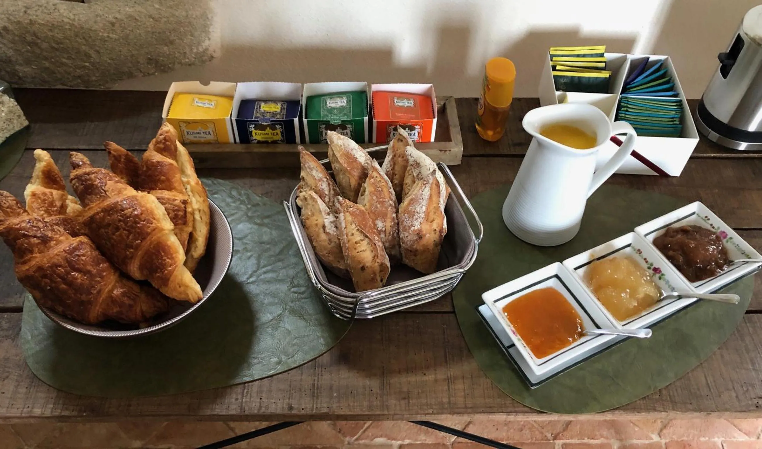 Continental breakfast in Château de la Garnison