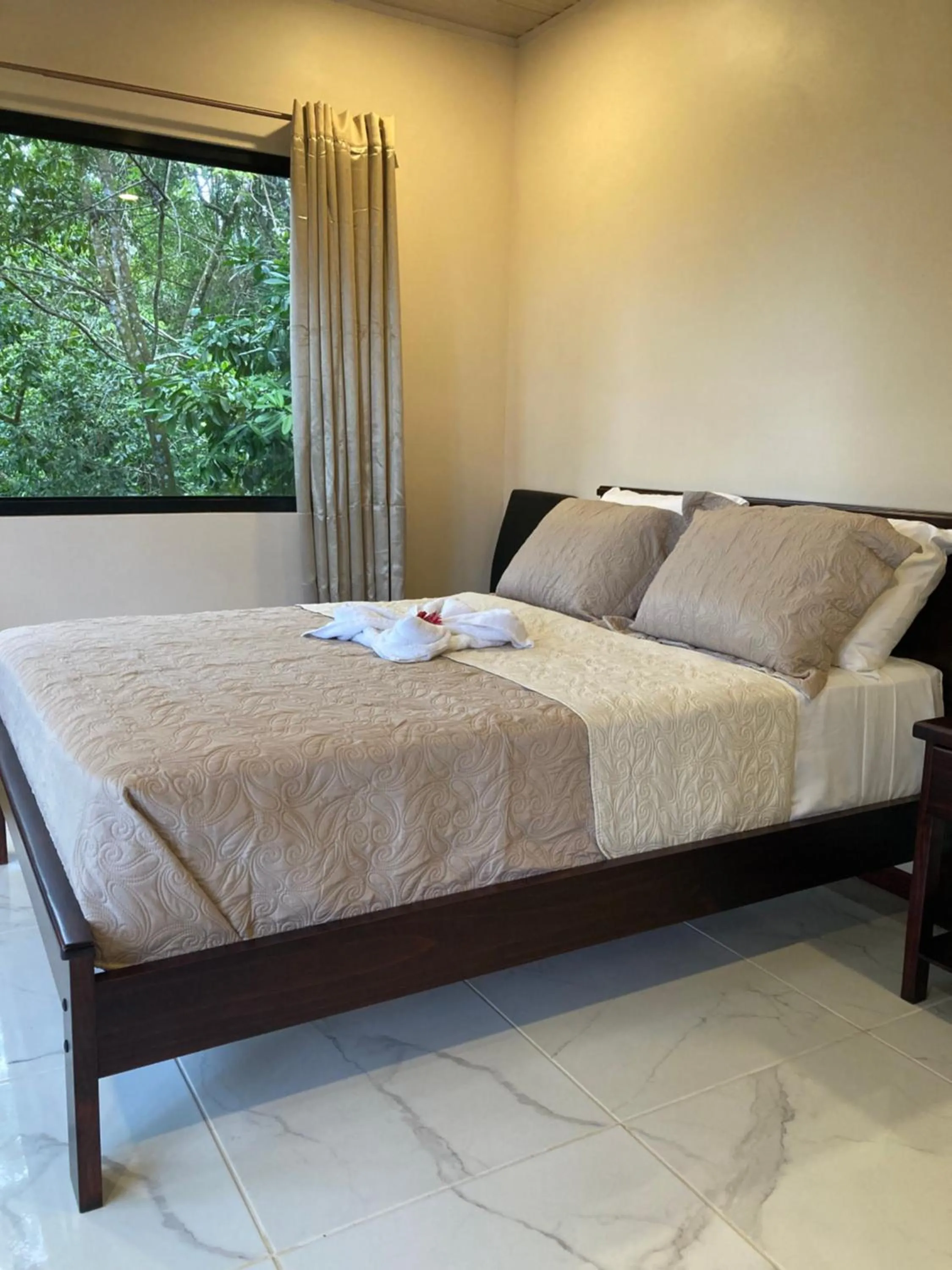 Bedroom, Bed in Mountain Top Park Hotel