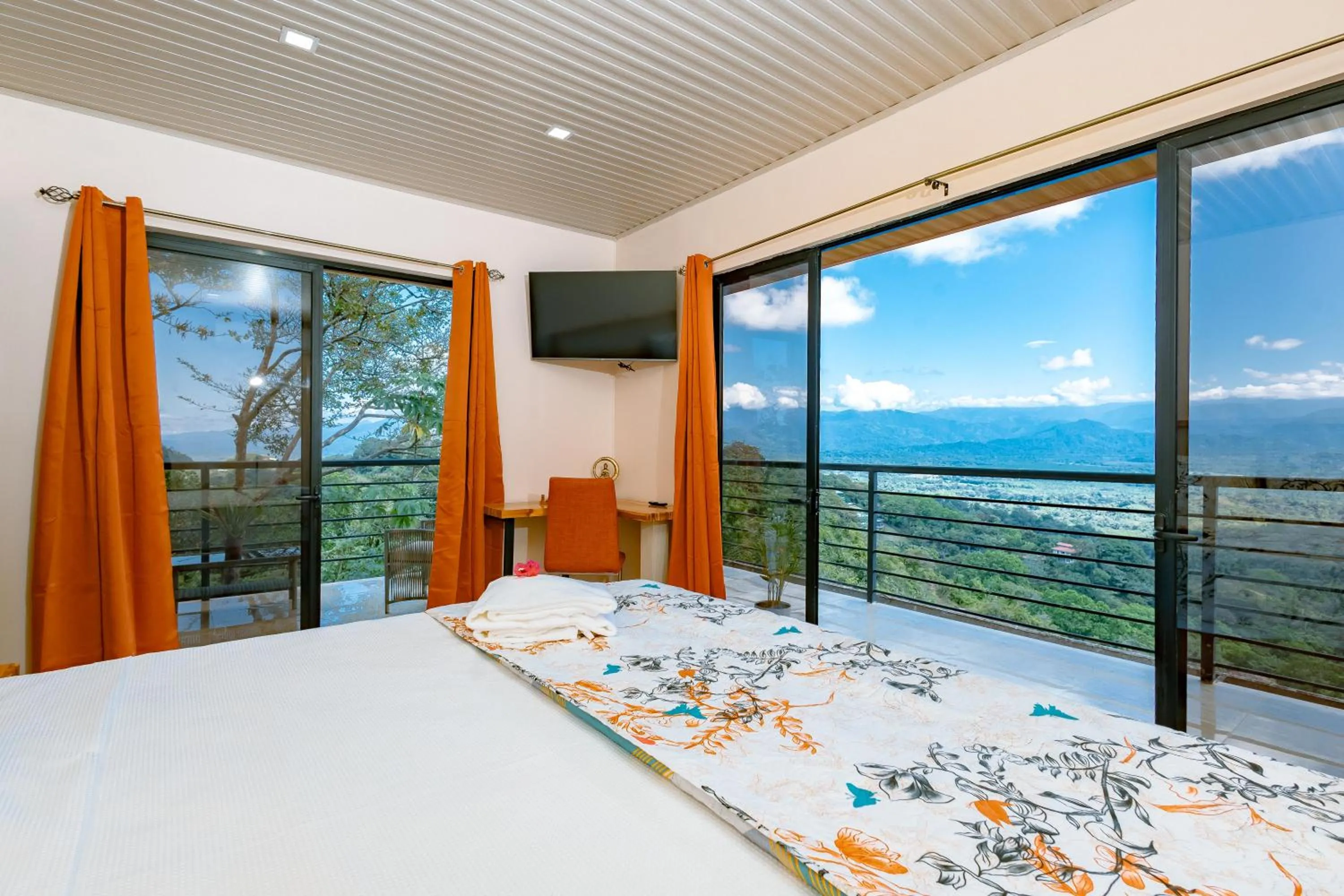 Mountain view, Bed in Mountain Top Park Hotel
