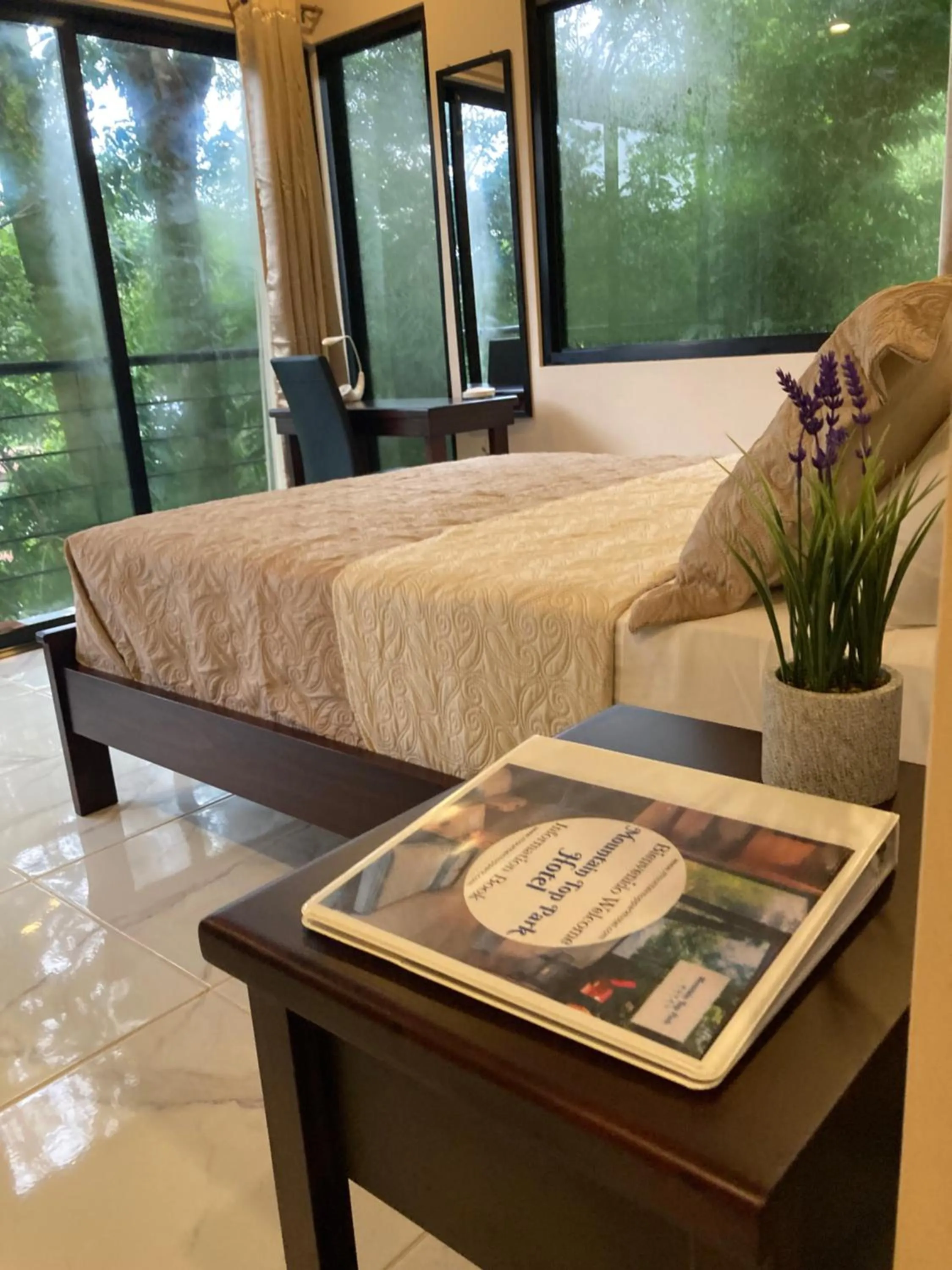 Photo of the whole room, Bed in Mountain Top Park Hotel