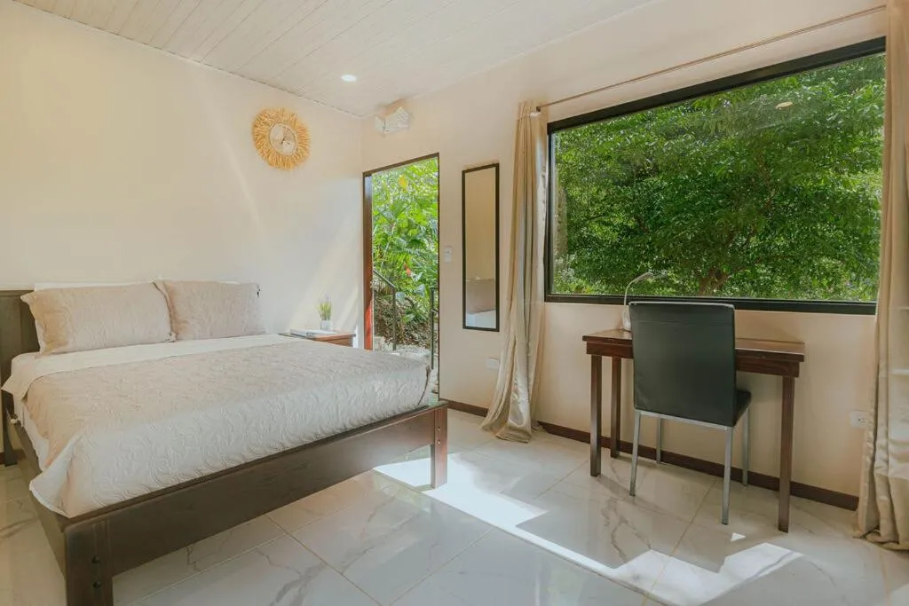 Photo of the whole room, Bed in Mountain Top Park Hotel