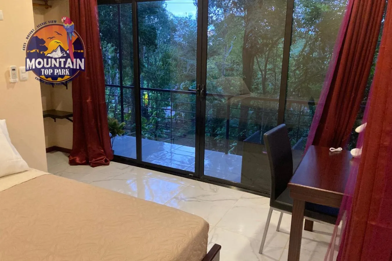 Balcony/Terrace, Bed in Mountain Top Park Hotel