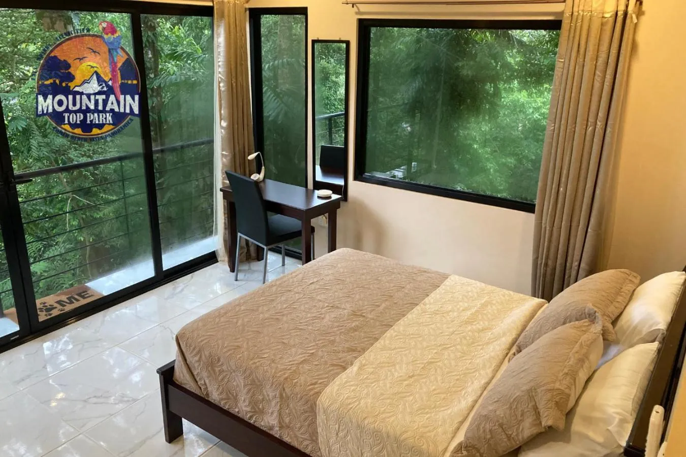 Photo of the whole room, Bed in Mountain Top Park Hotel