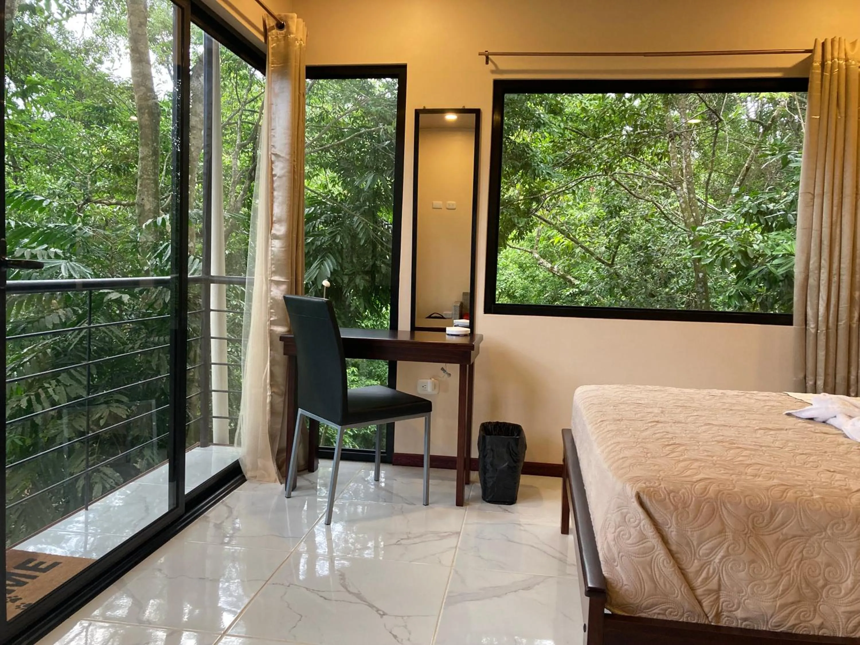 Seating area, Bed in Mountain Top Park Hotel