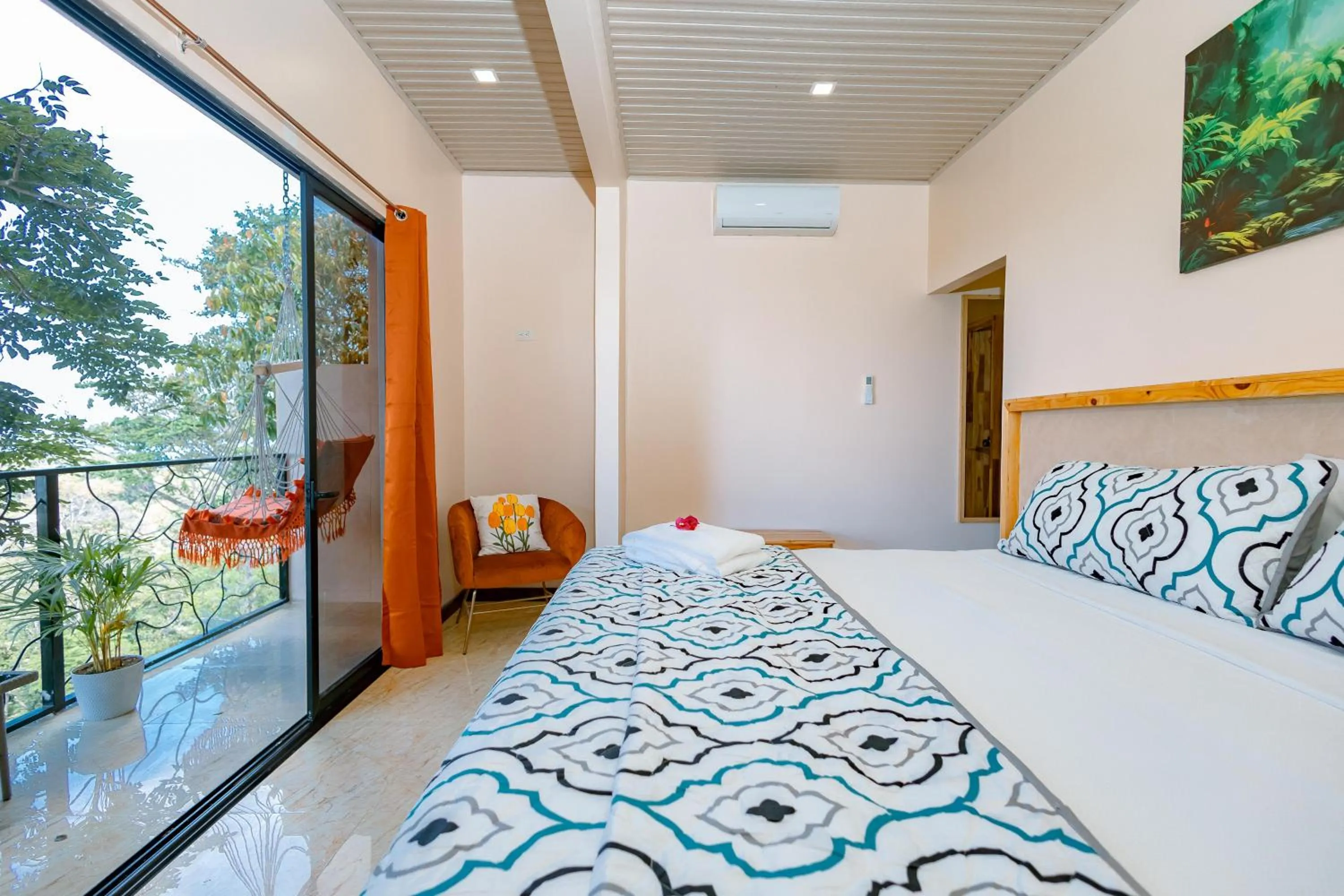 Photo of the whole room, Bed in Mountain Top Park Hotel