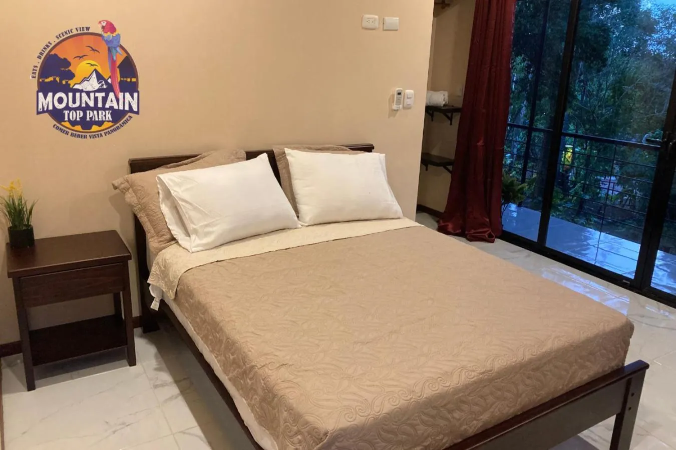 Bedroom, Bed in Mountain Top Park Hotel