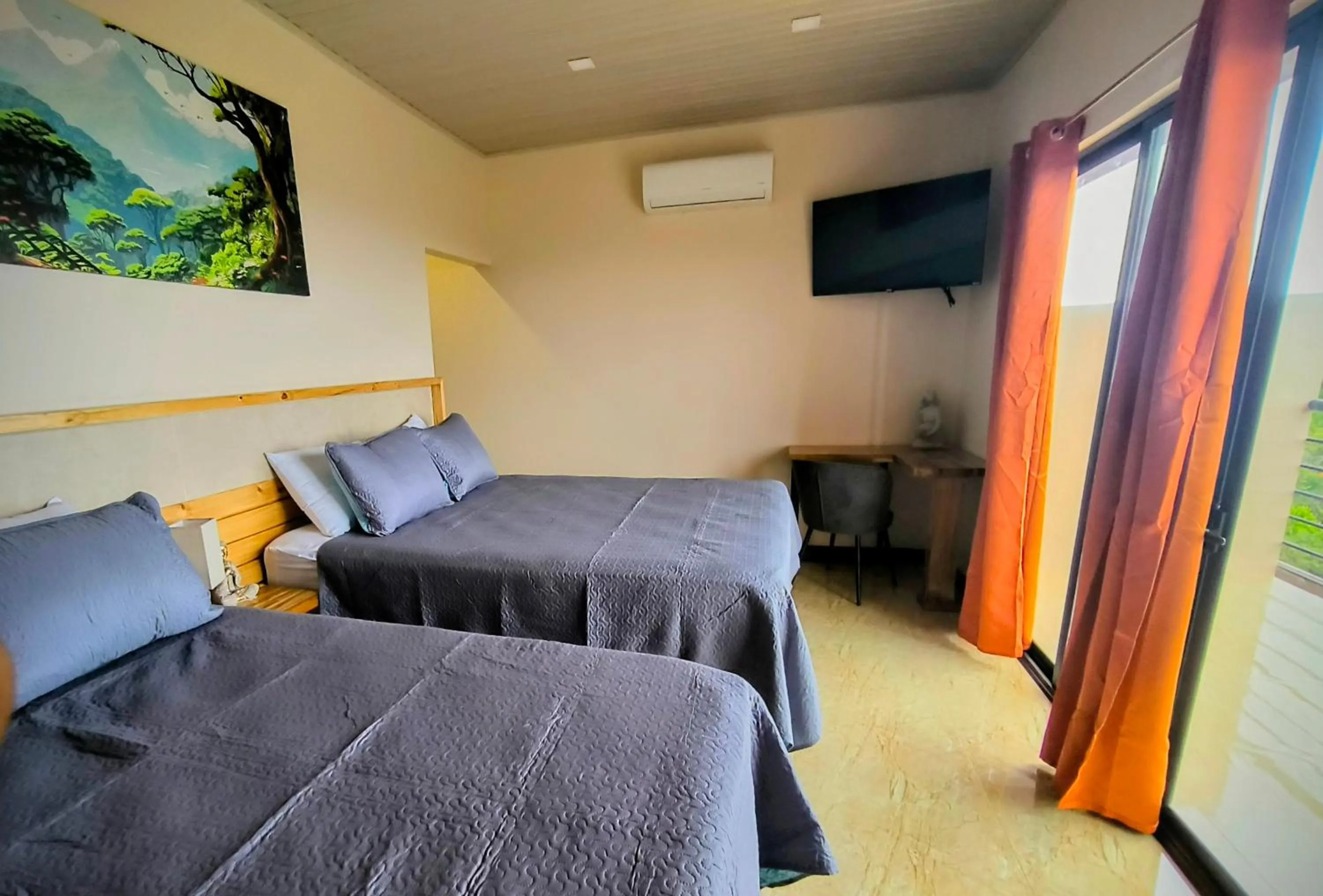 Photo of the whole room, Bed in Mountain Top Park Hotel