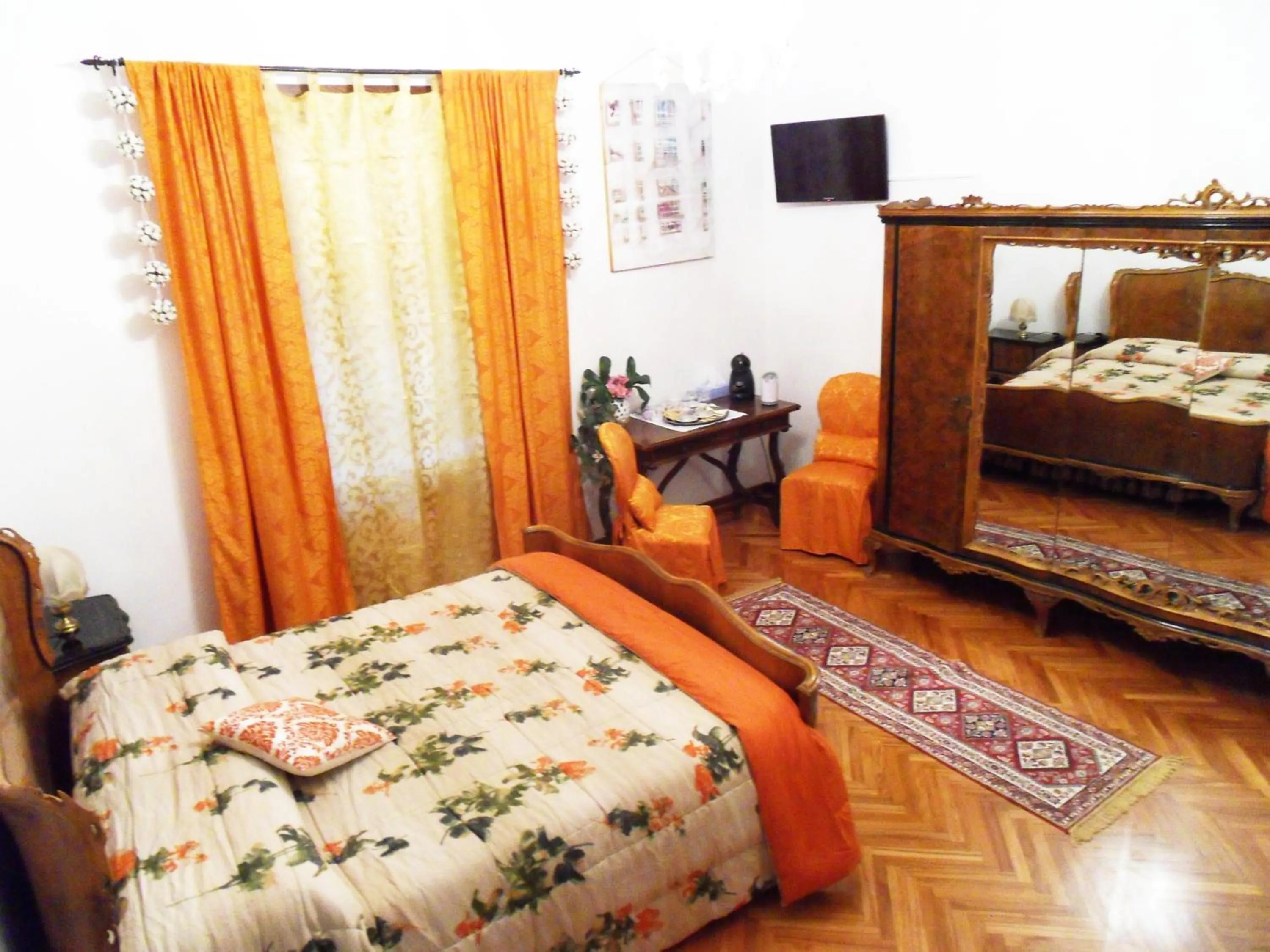 Photo of the whole room, Bed in Art&Coffee