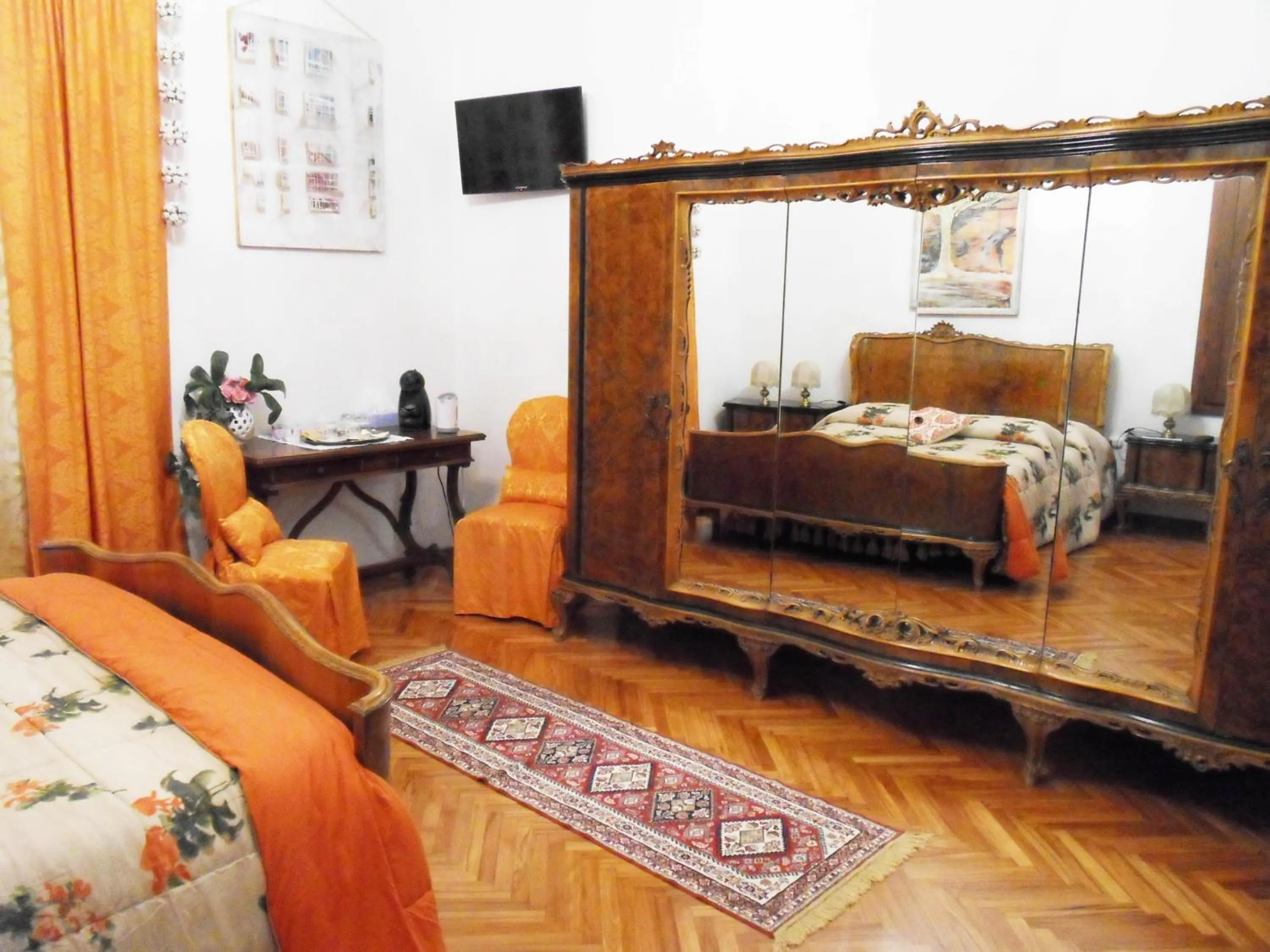 Photo of the whole room, Bed in Art&Coffee