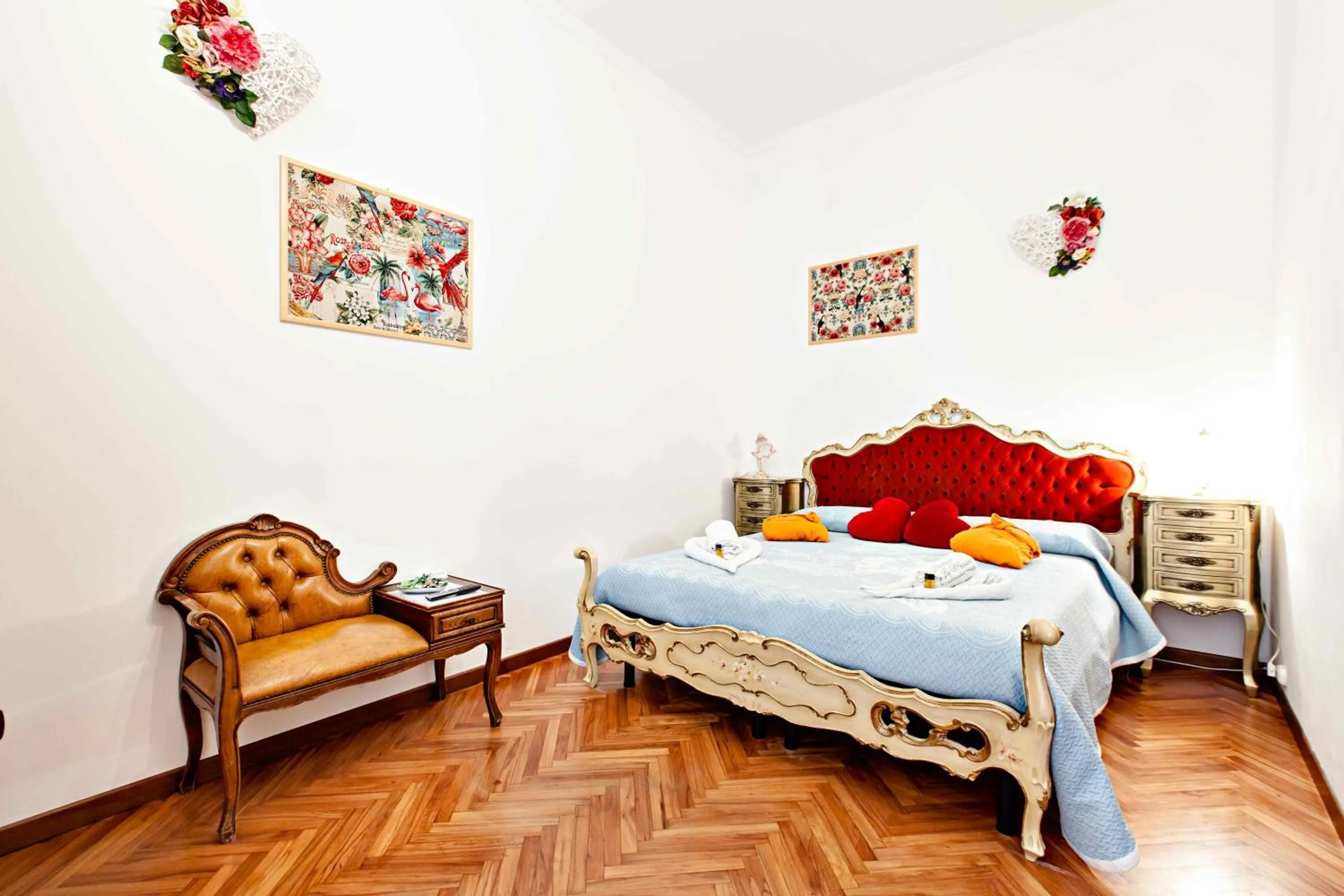 Photo of the whole room, Bed in Art&Coffee