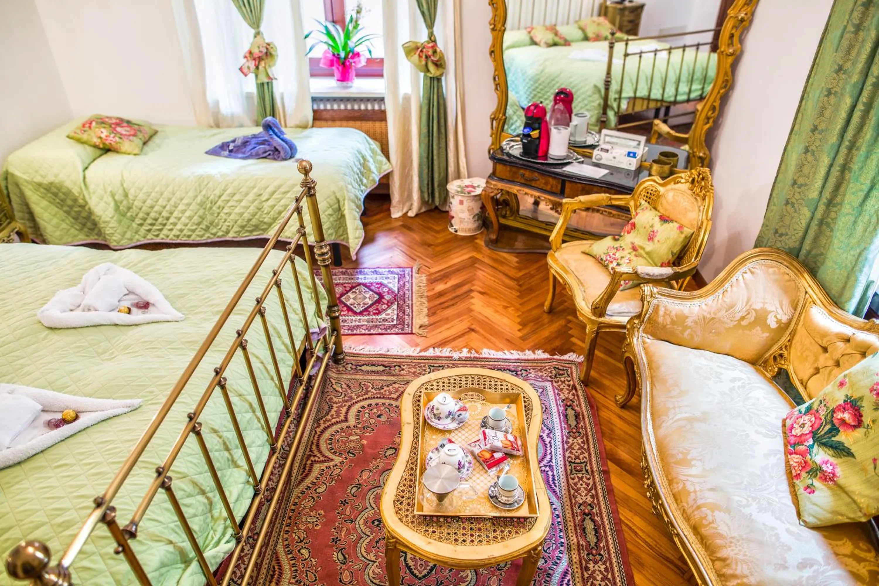 Photo of the whole room, Bed in Art&Coffee