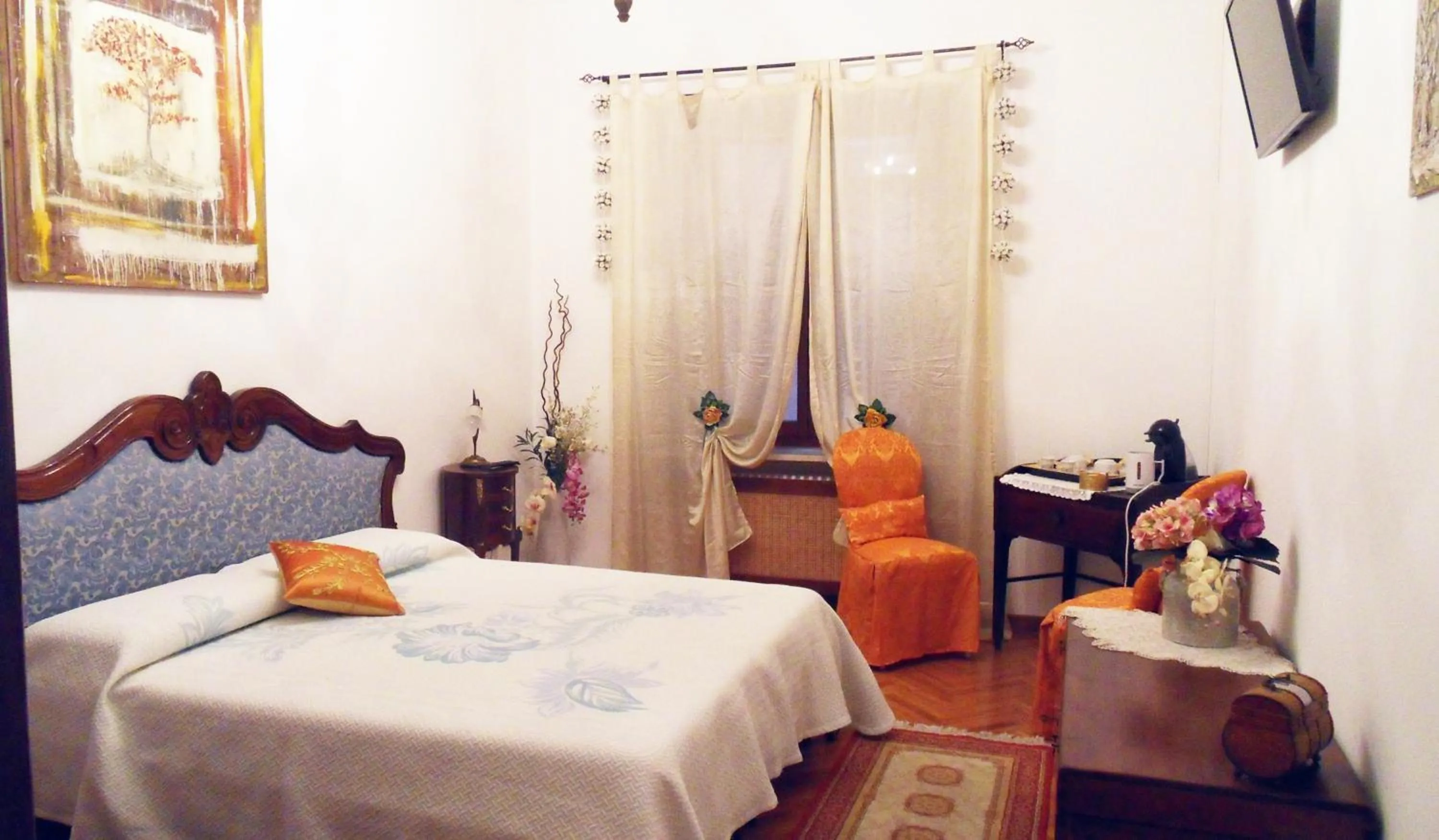 Photo of the whole room, Bed in Art&Coffee