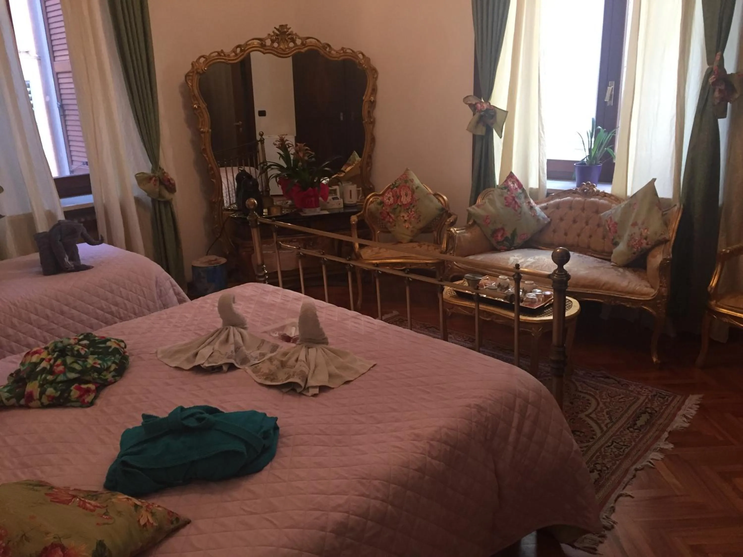 Day, Bed in Art&Coffee