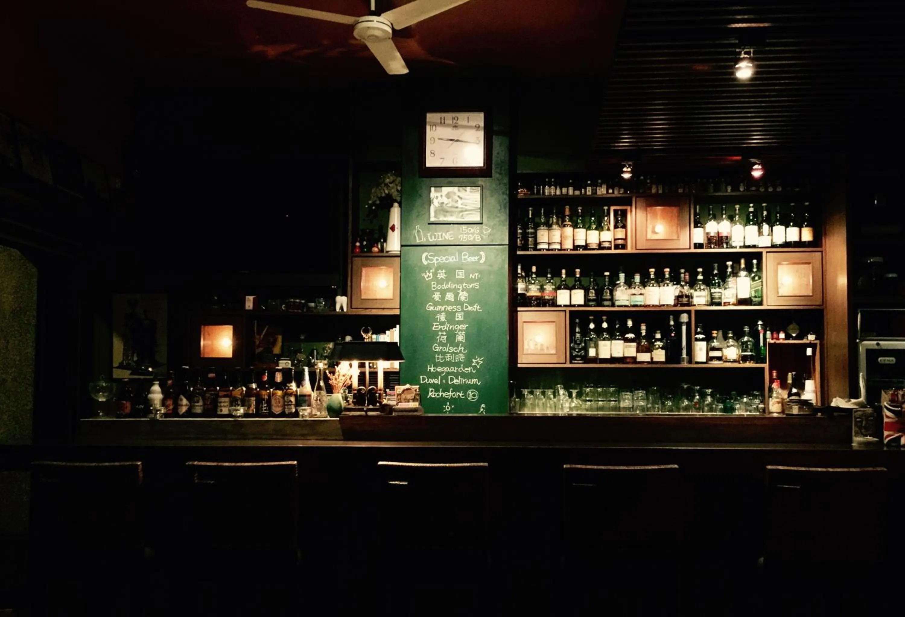 Lounge or bar in The Deer Head Inn